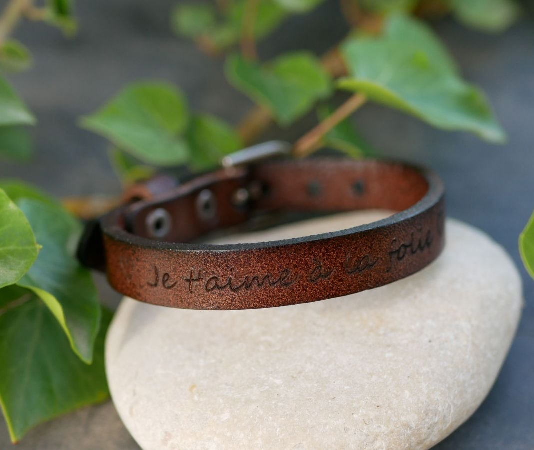 Pulseira em pele masculina gravada castanha escura com fivela prateada para ser personalizada