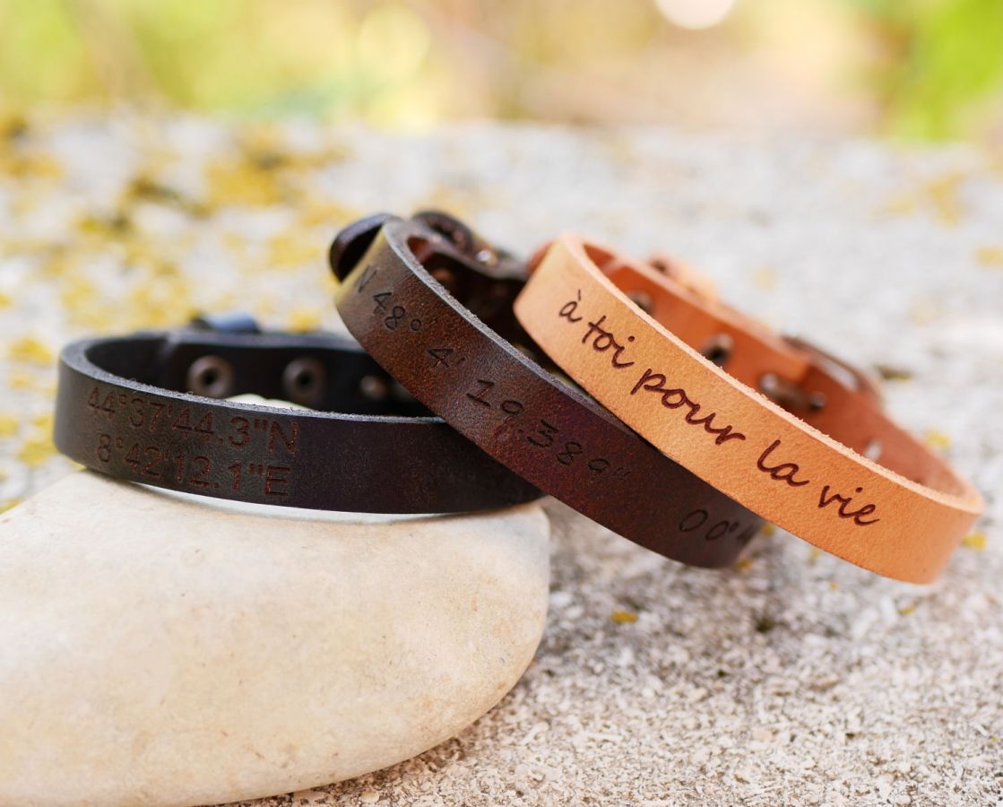 Pulseira para homem em pele preta gravada, personalizável