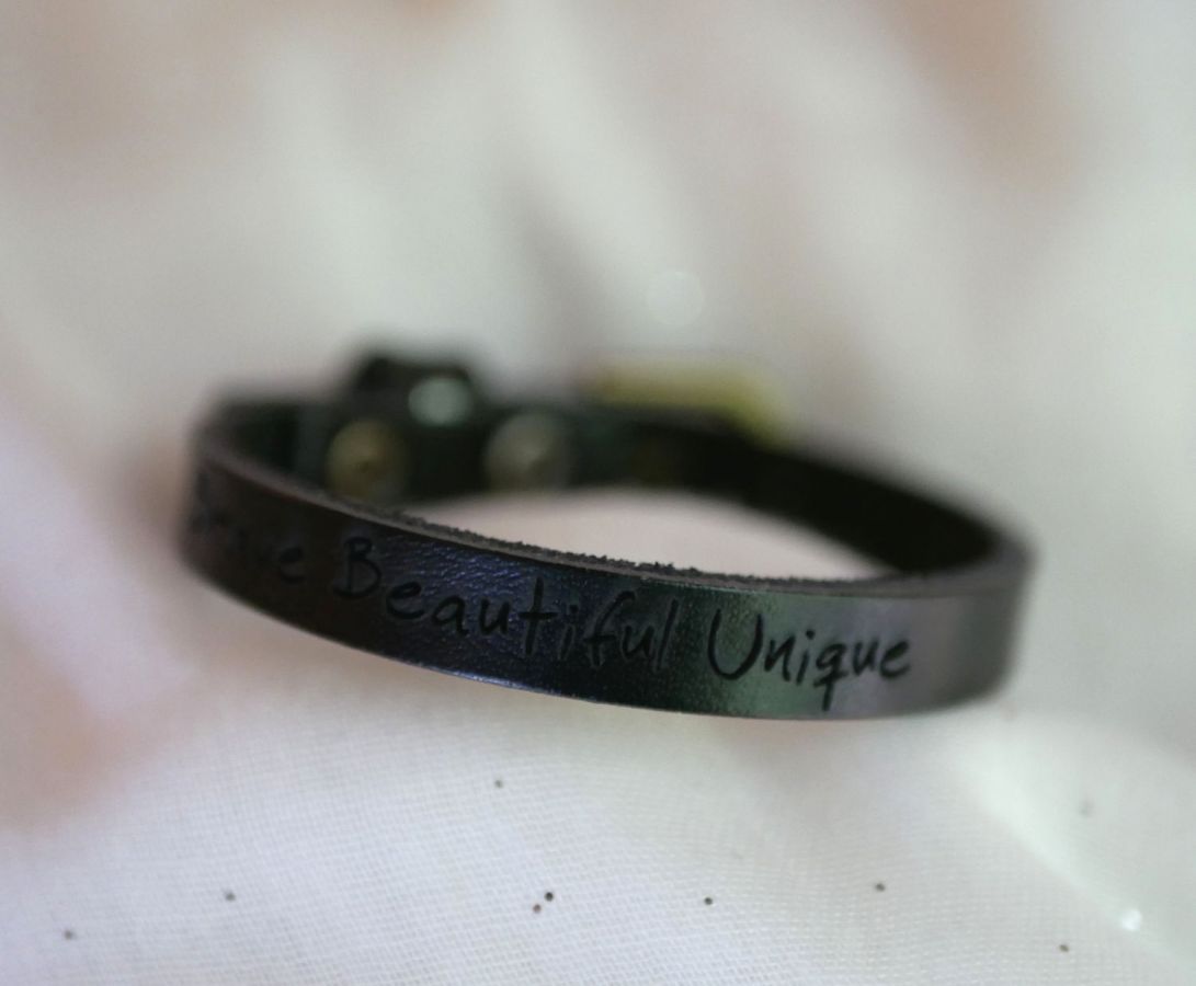 Pulseira para homem em pele preta gravada, personalizável