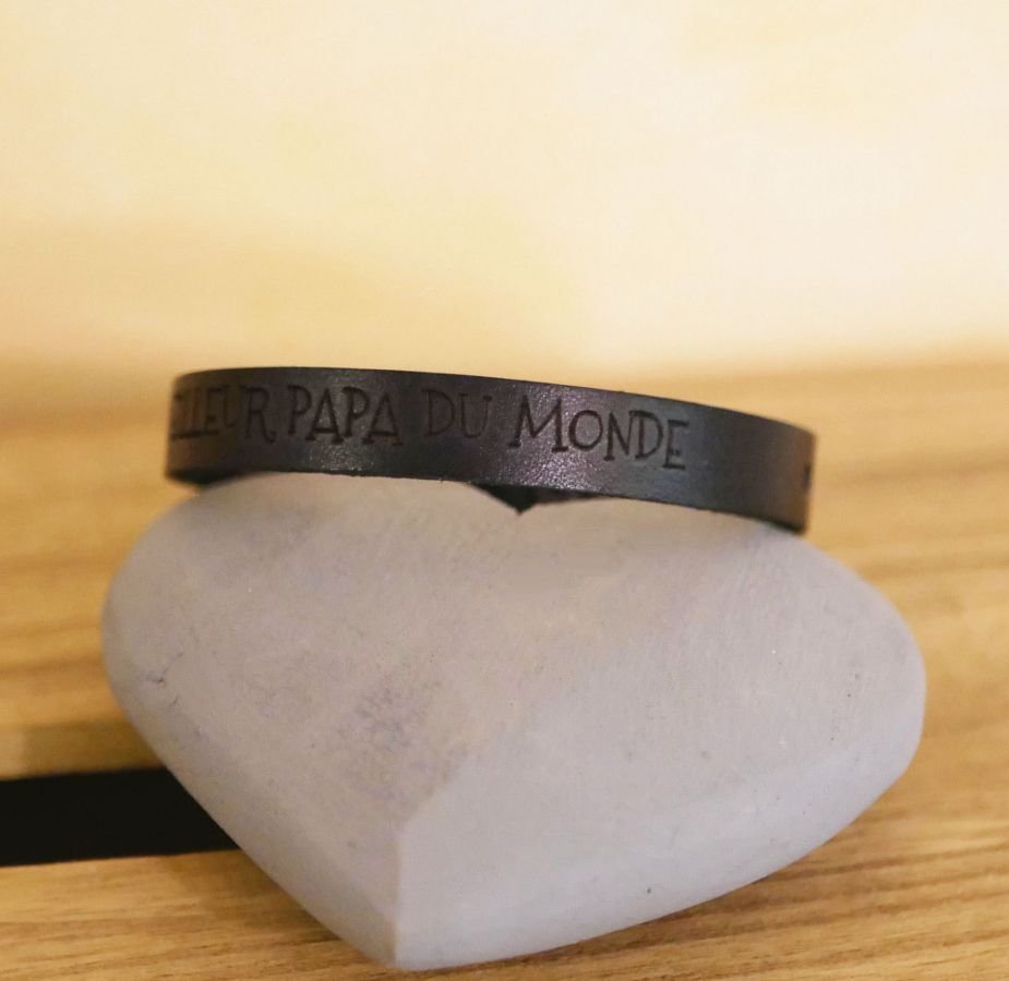 Pulseira para homem em pele preta gravada, personalizável