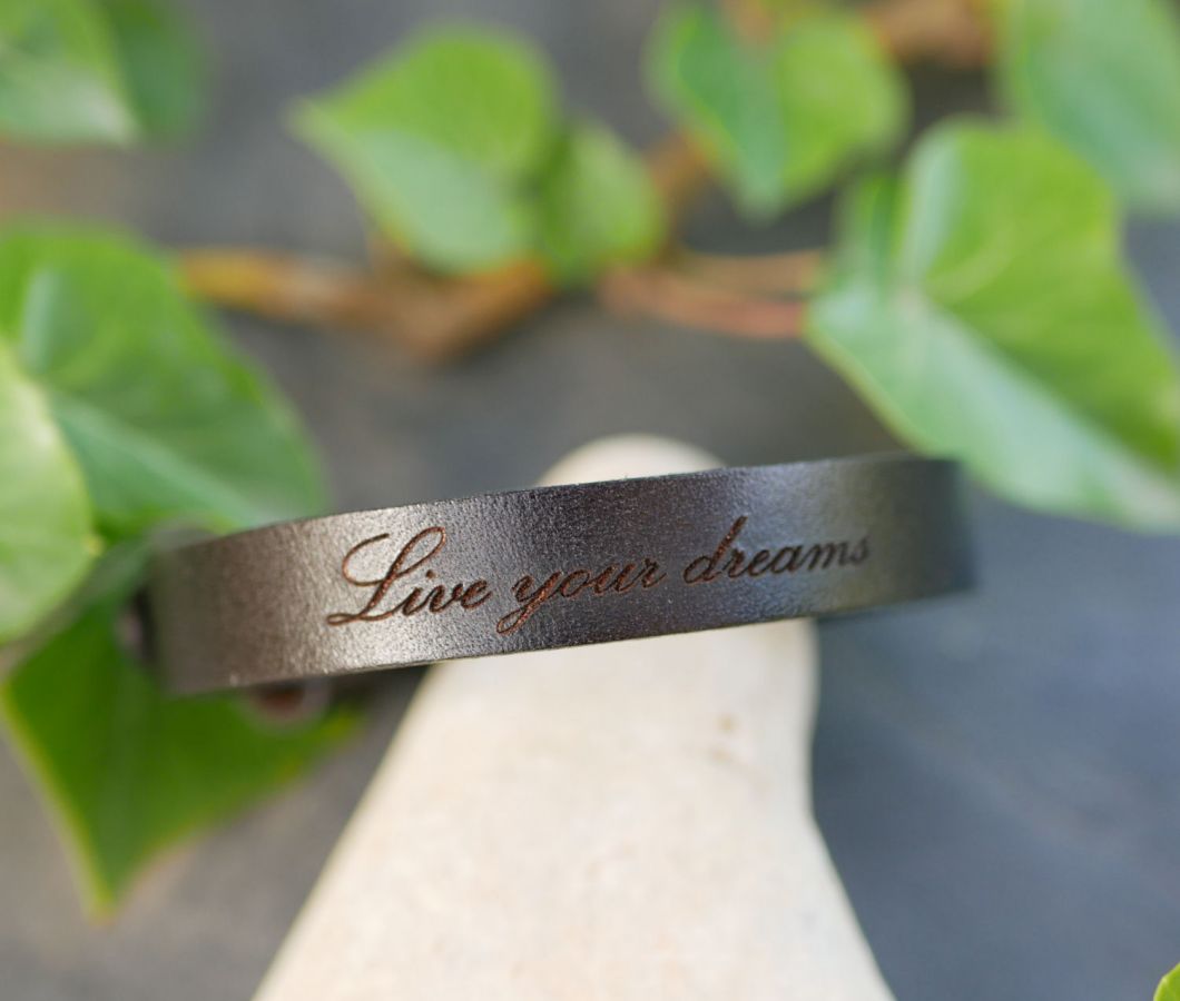 Pulseira para homem em pele preta gravada, personalizável