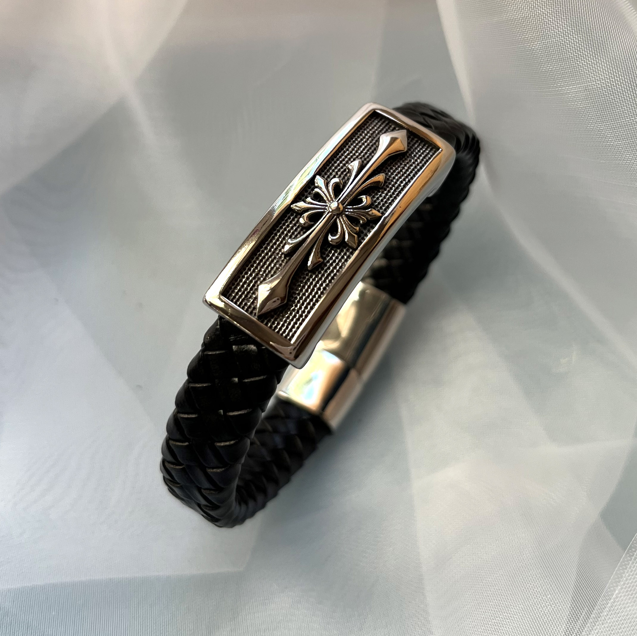 Bracelet homme cuir noir tress&eacute; d&eacute;cor croix stylis&eacute;e