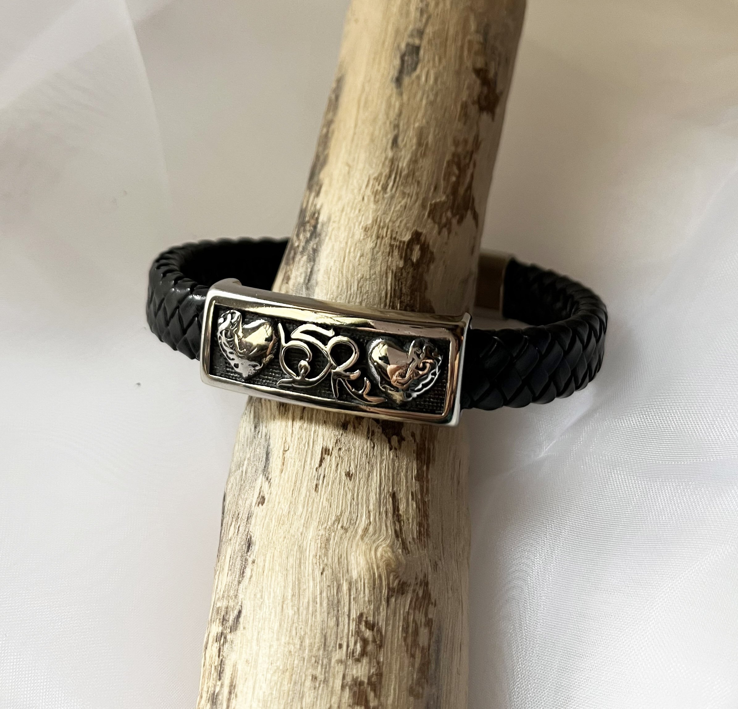 Bracelet homme cuir noir tress&eacute; d&eacute;cor 2 coeurs grav&eacute;s