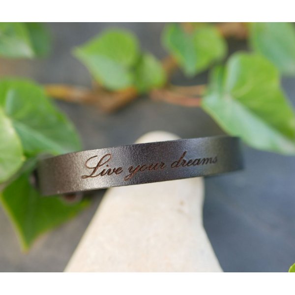 Pulseira para homem em pele preta gravada, personaliz&aacute;vel