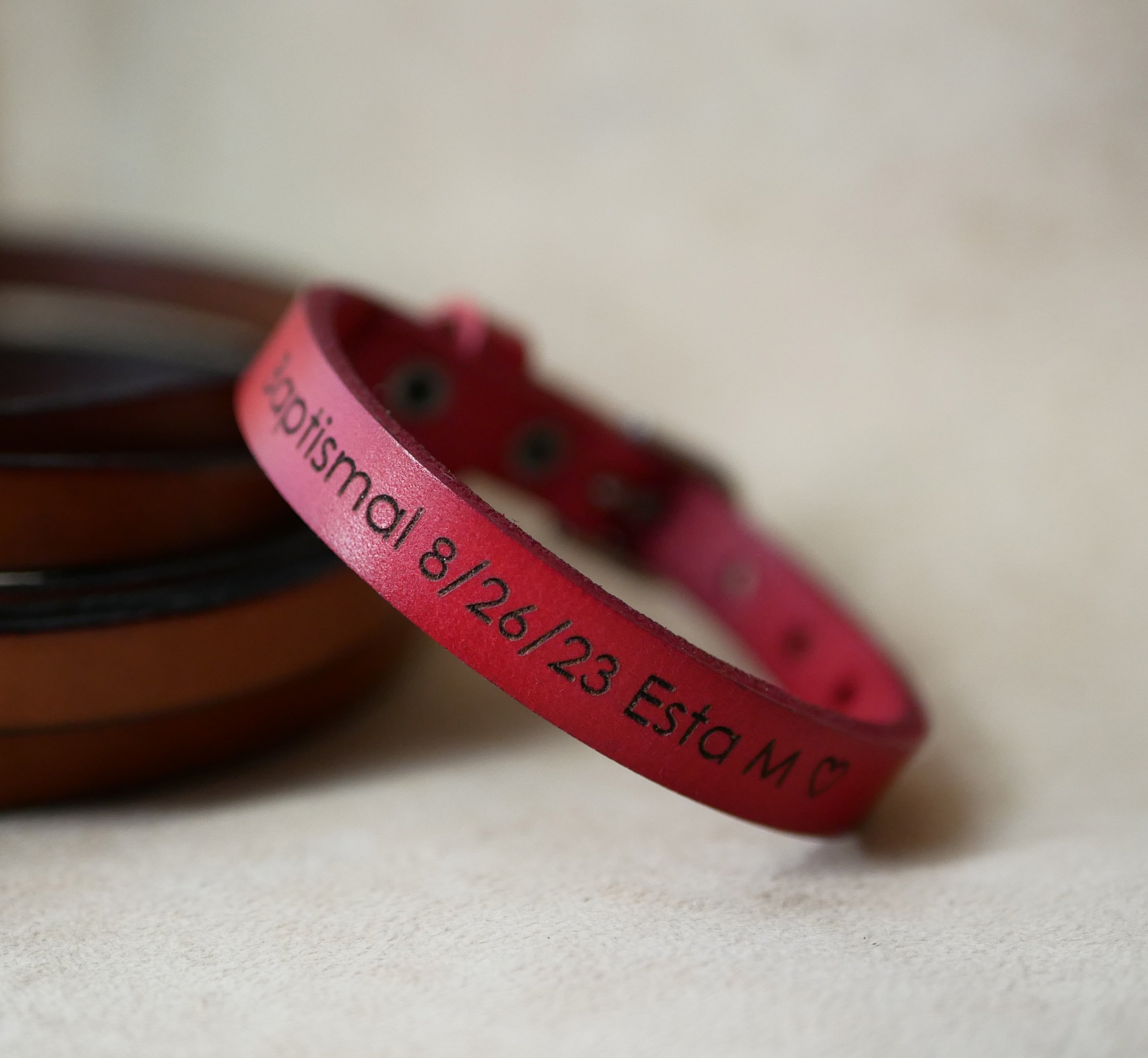 Pulseira masculina em pele vermelha para ser personalizada por gravação