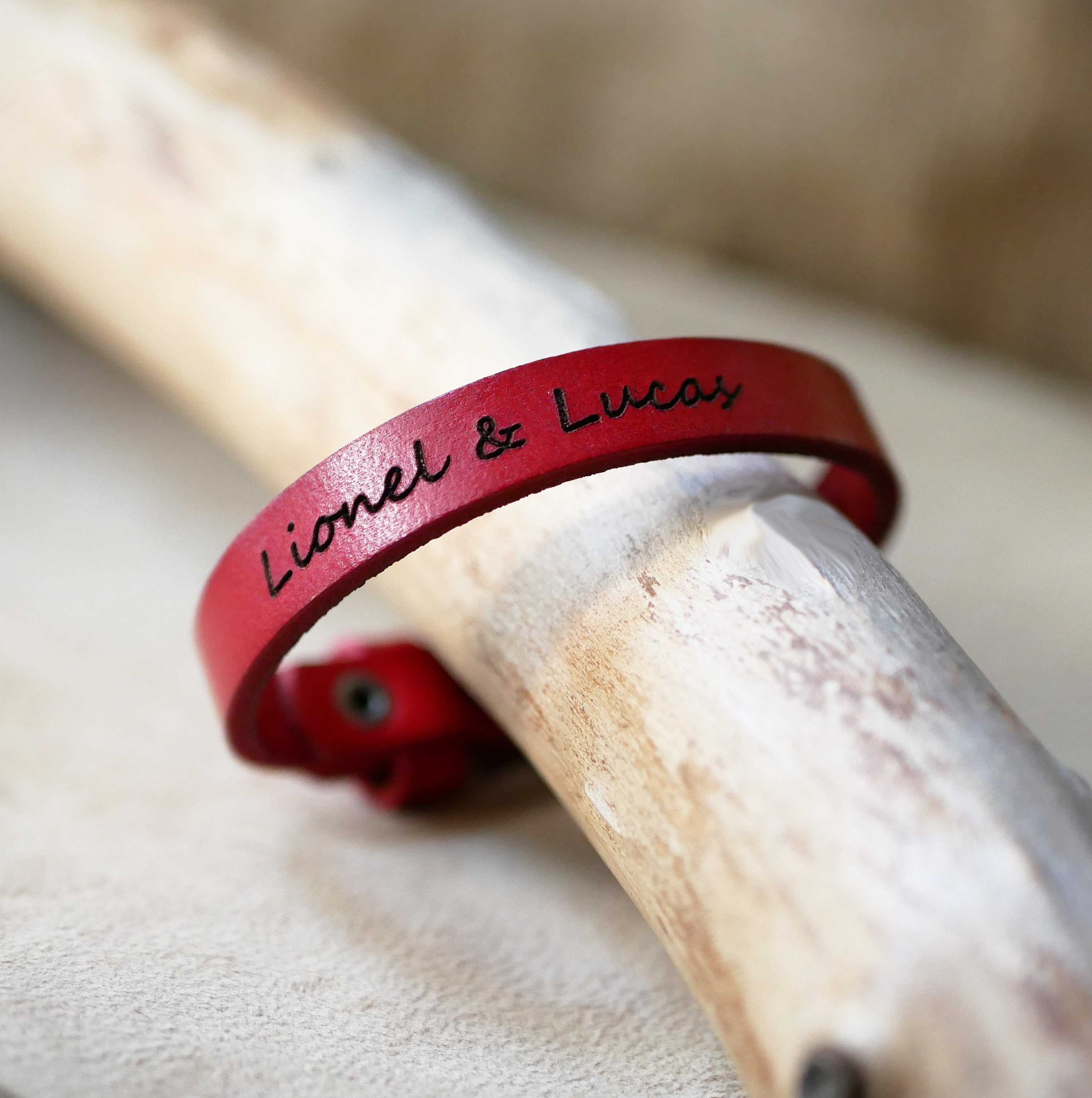Pulseira masculina em pele vermelha para ser personalizada por gravação