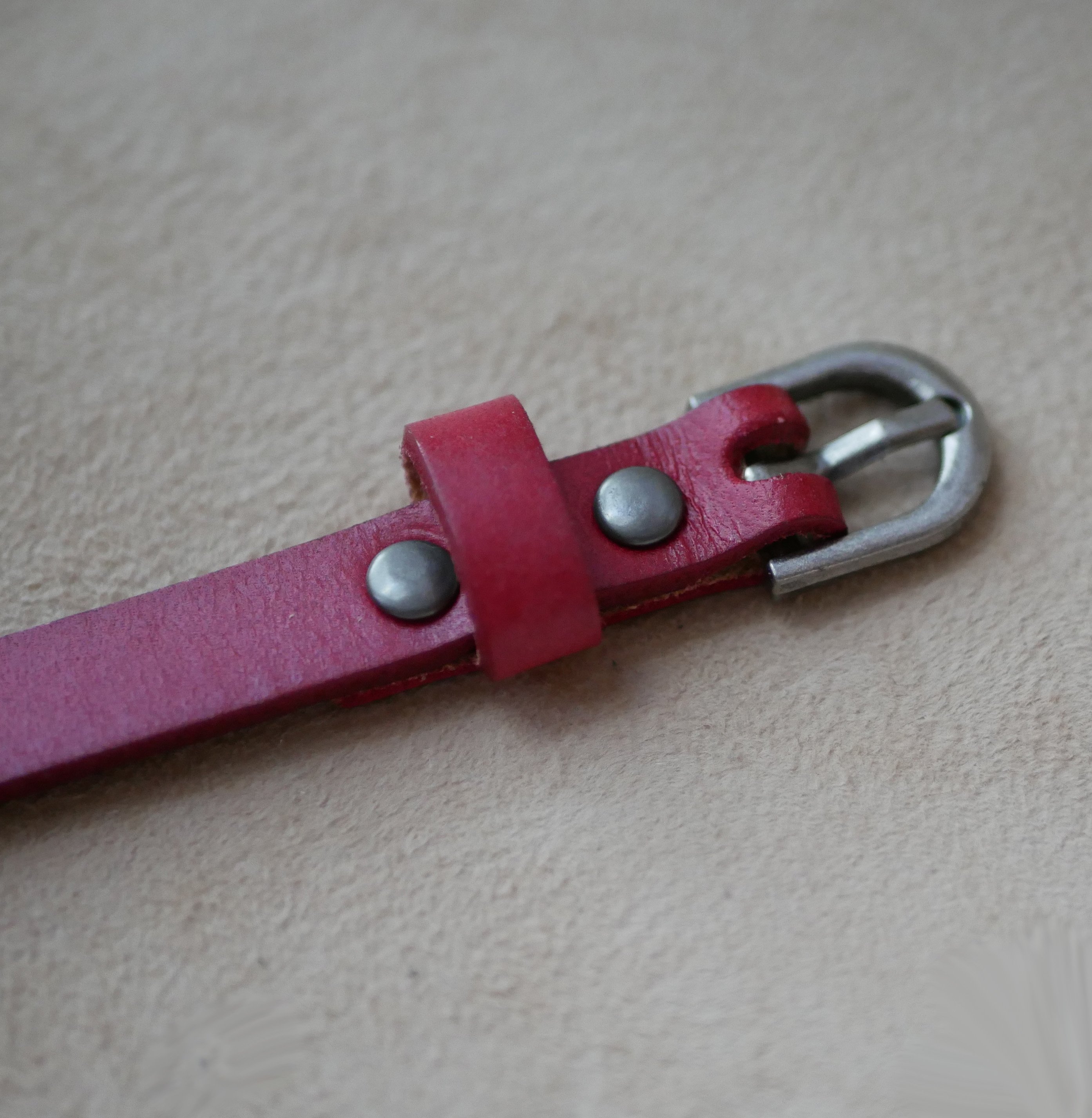 Pulseira masculina em pele vermelha para ser personalizada por gravação
