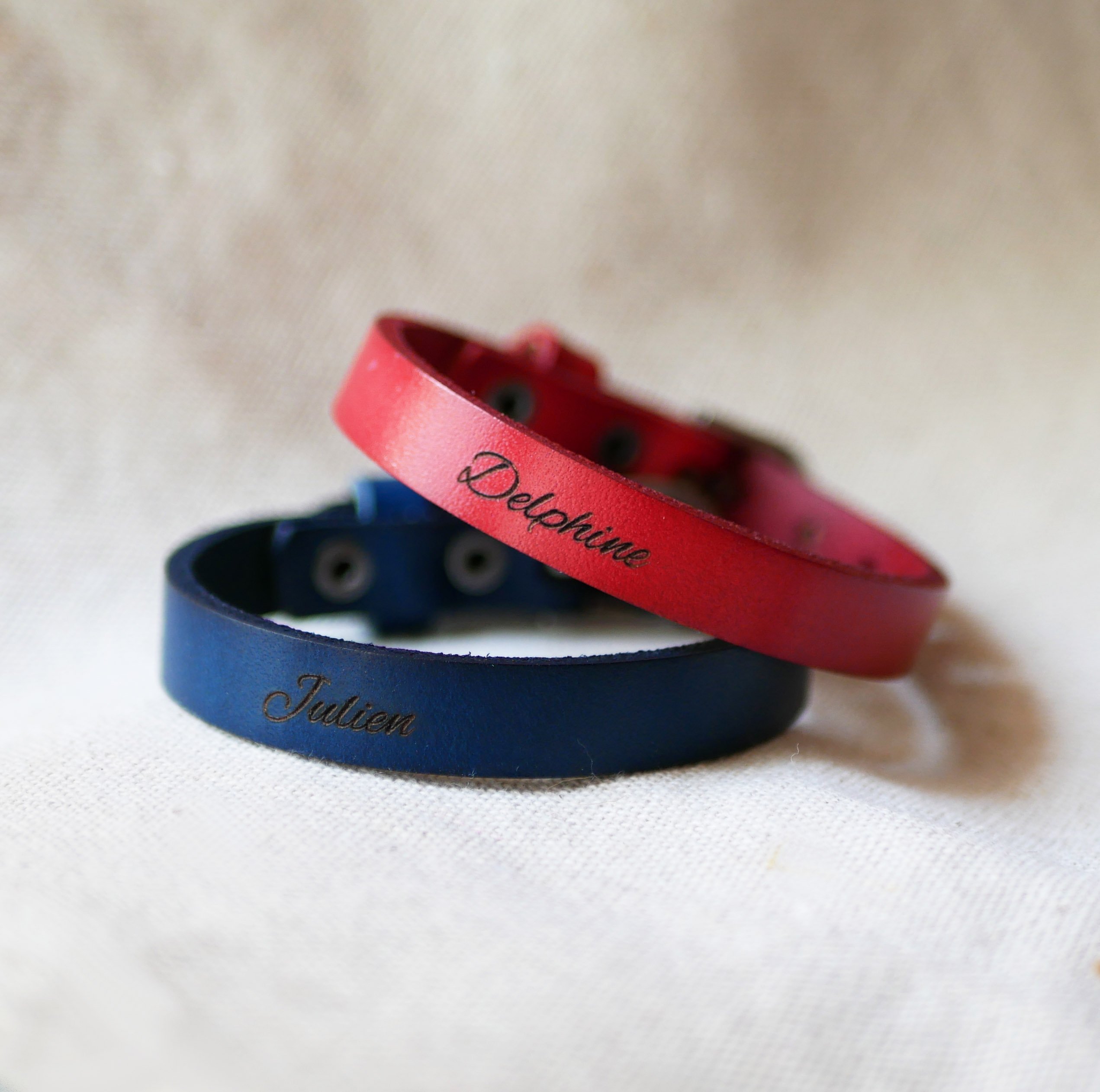 Pulseira masculina em pele vermelha para ser personalizada por gravação