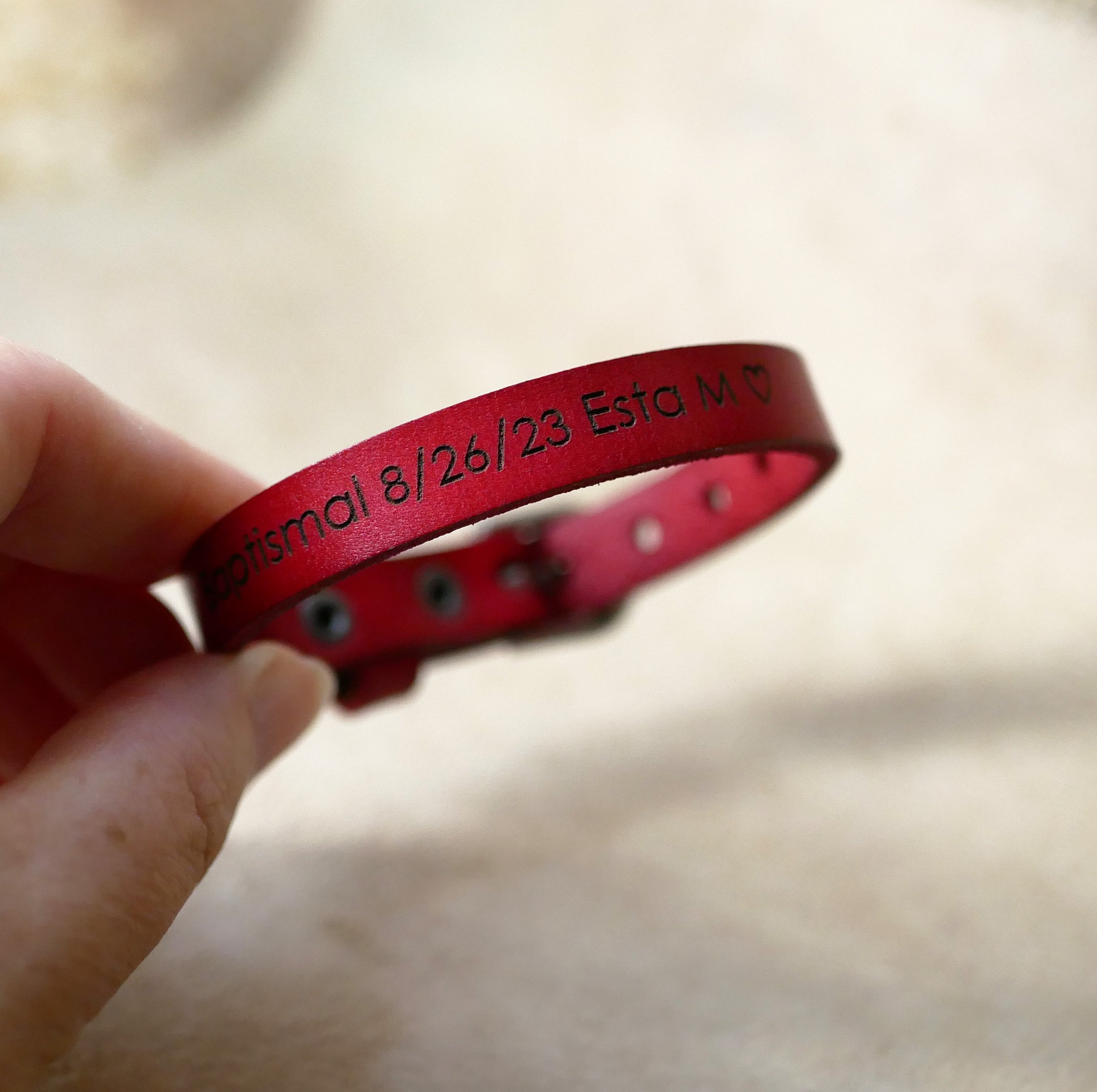 Pulseira masculina em pele vermelha para ser personalizada por gravação