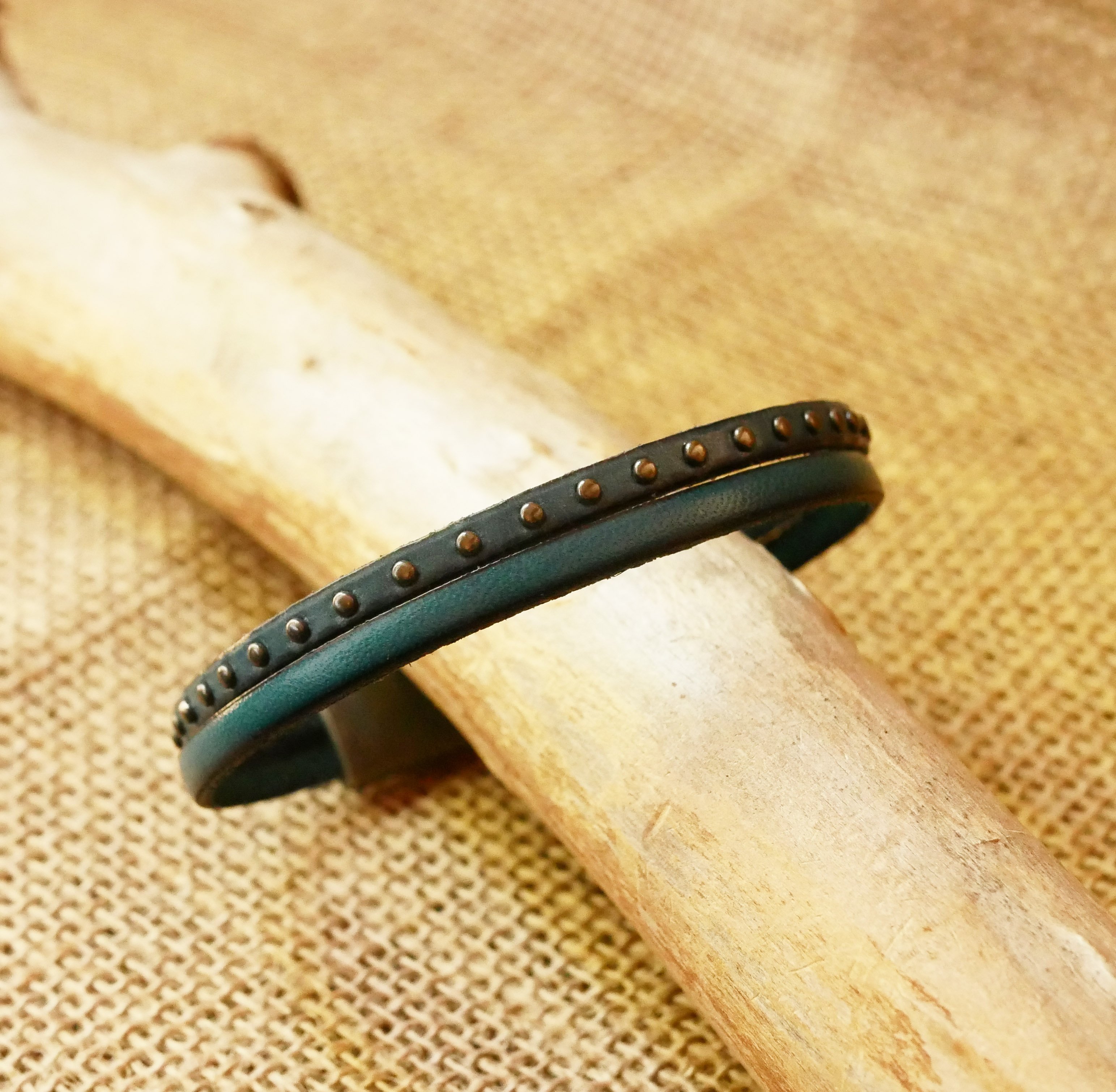 Pulseira dupla em pele azul com tachas para homem