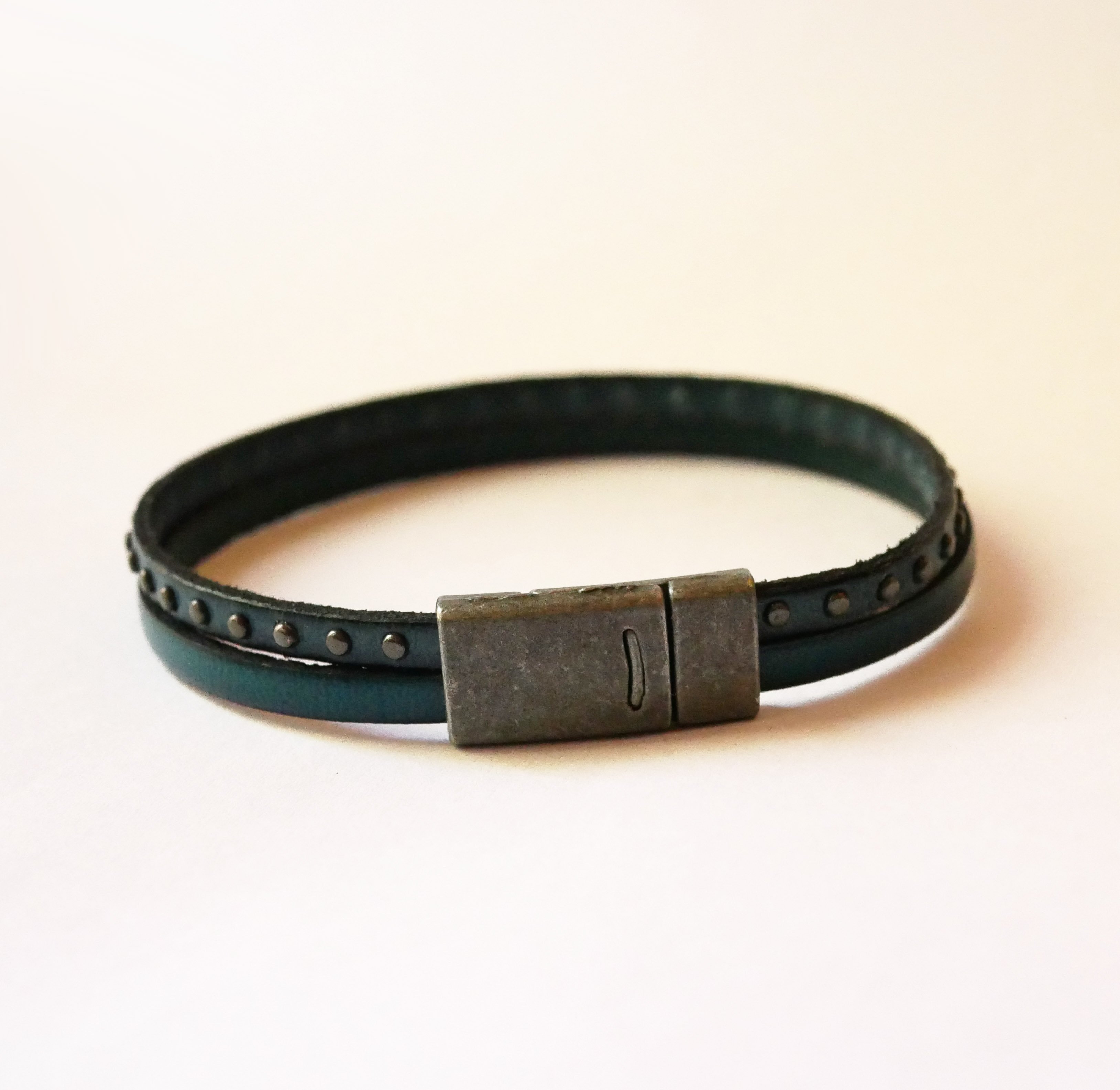 Pulseira dupla em pele azul com tachas para homem