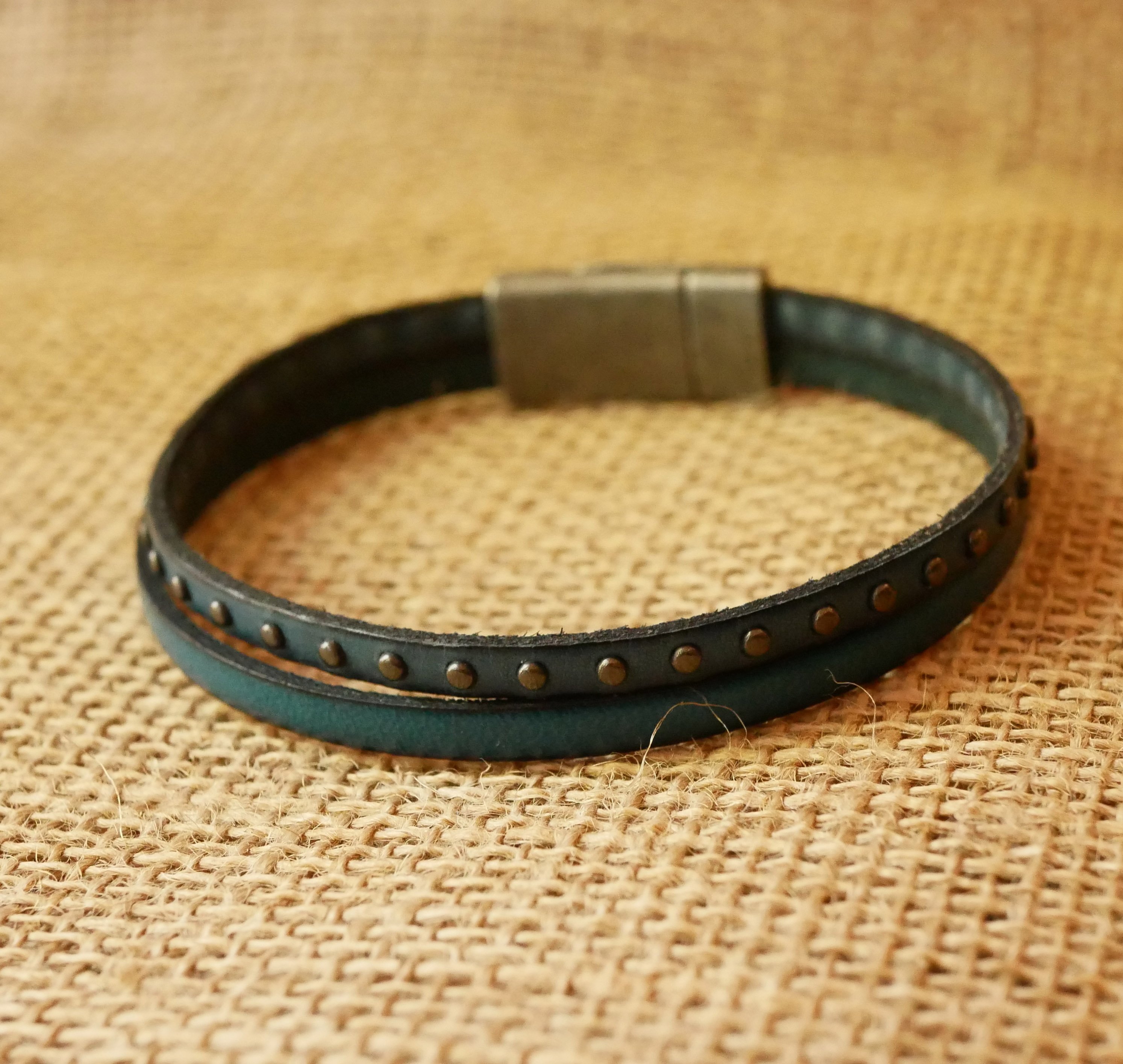 Pulseira dupla em pele azul com tachas para homem