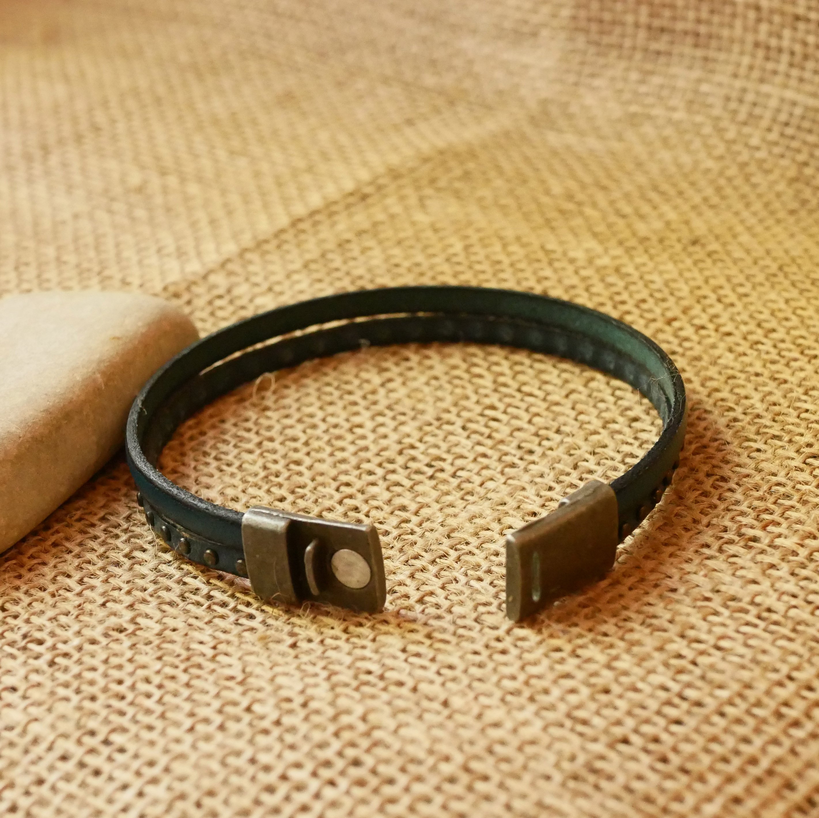 Pulseira dupla em pele azul com tachas para homem