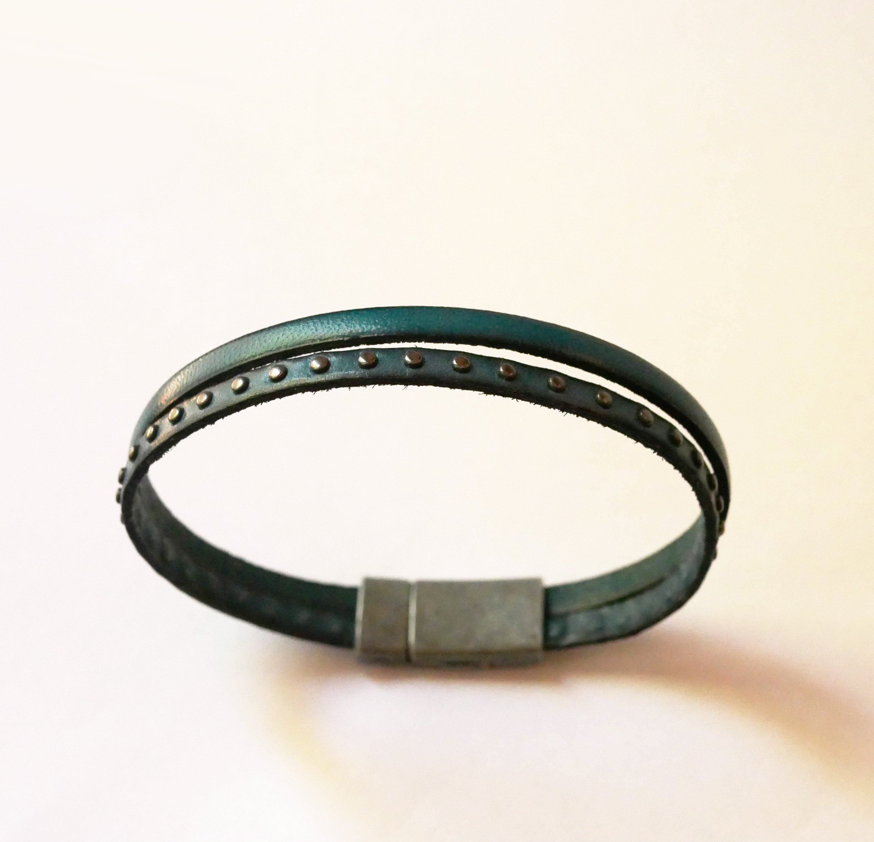 Pulseira dupla em pele azul com tachas para homem
