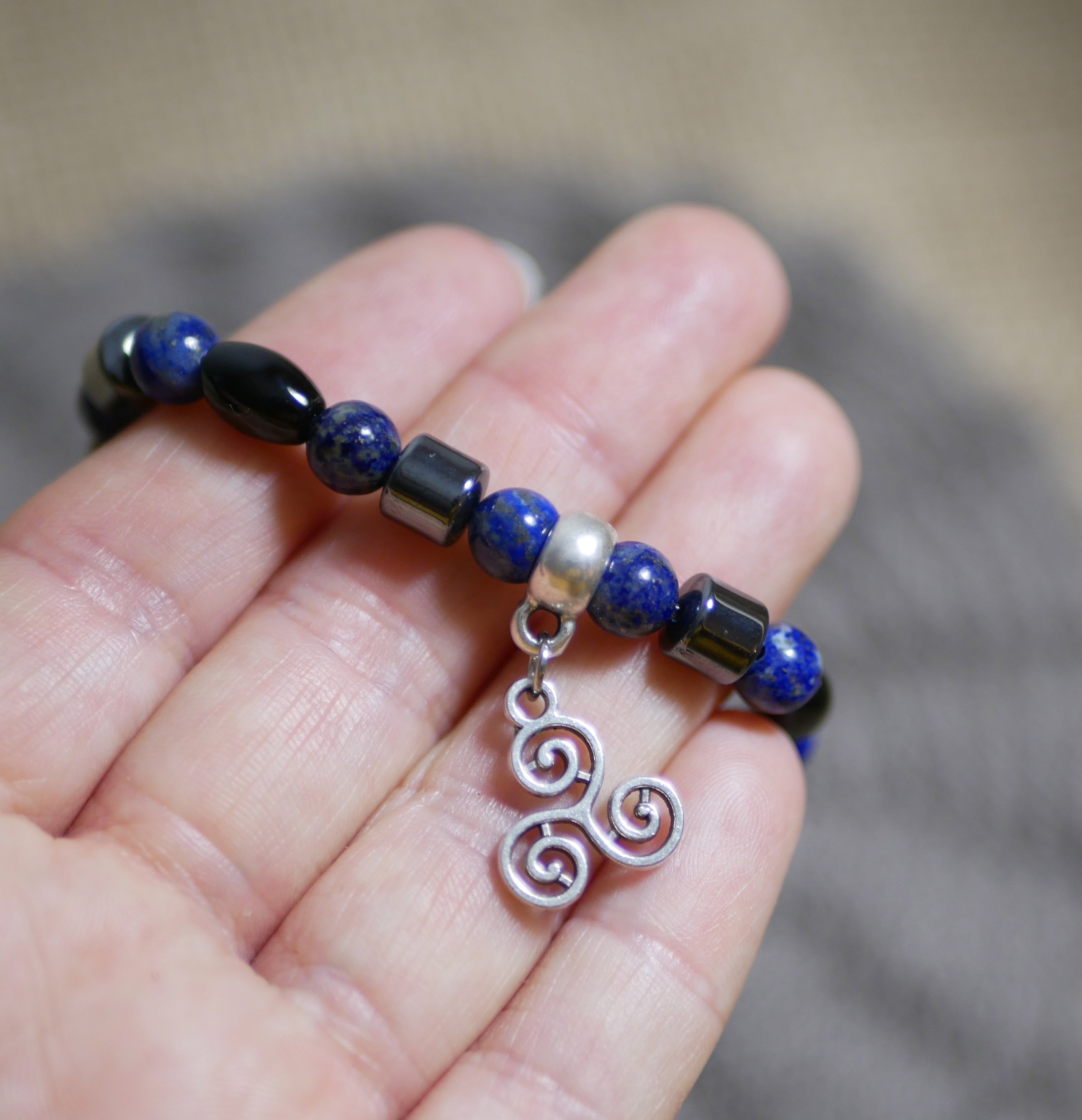 Pulseira para homem em p&eacute;rolas Black Blue e pendente &agrave; escolha