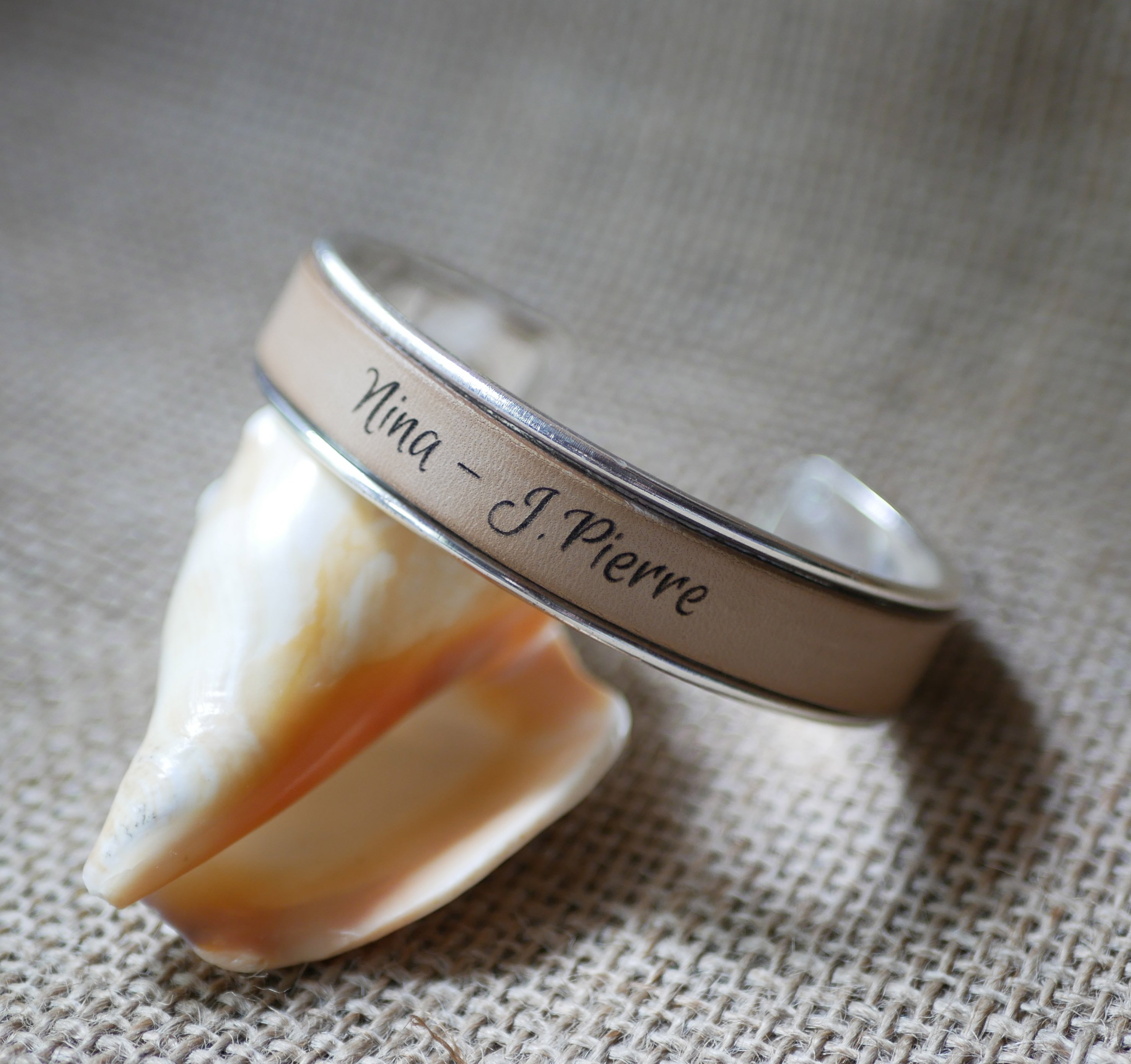 Pulseira em pele personalizada através de gravação