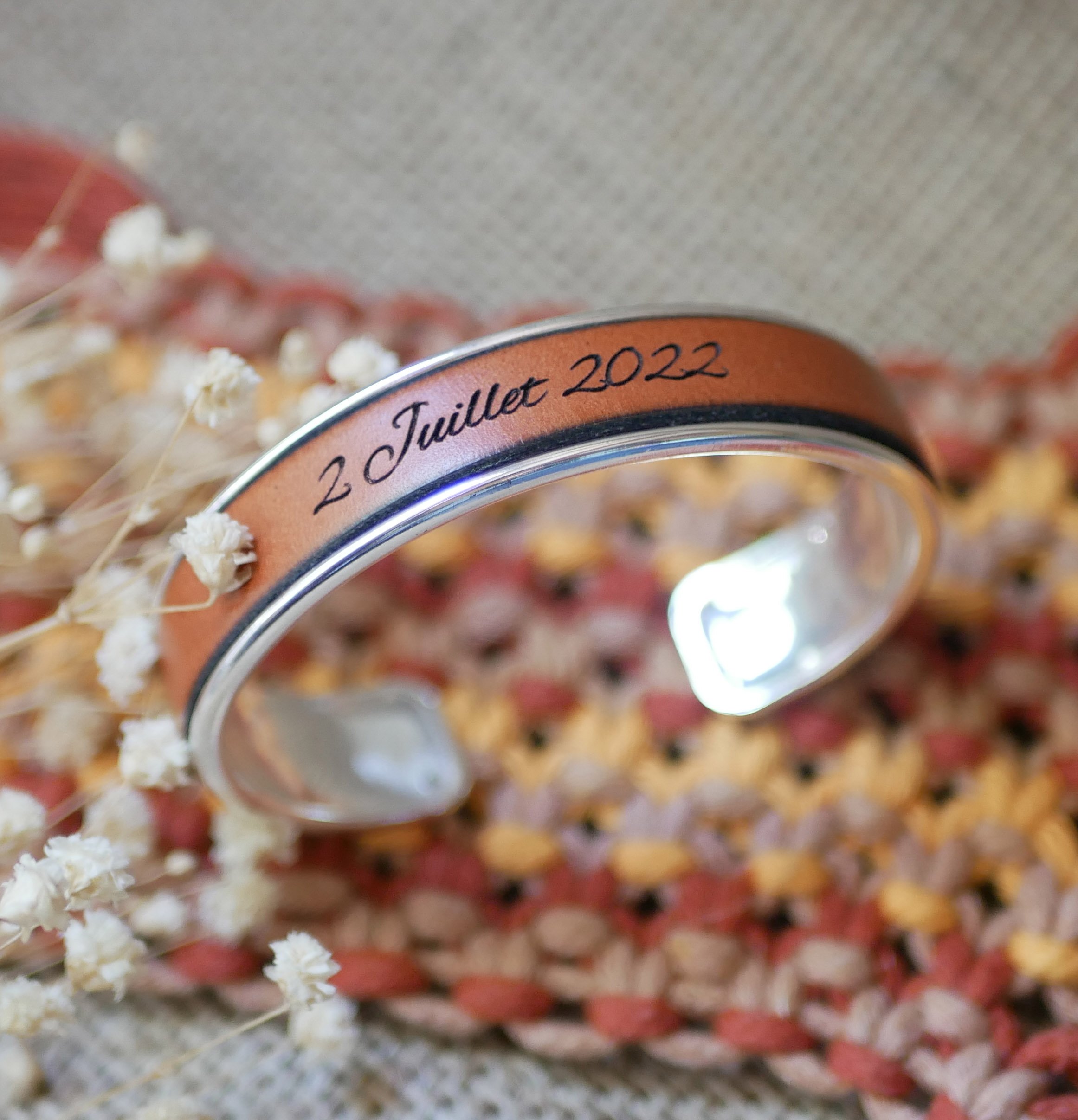 Pulseira em pele personalizada através de gravação