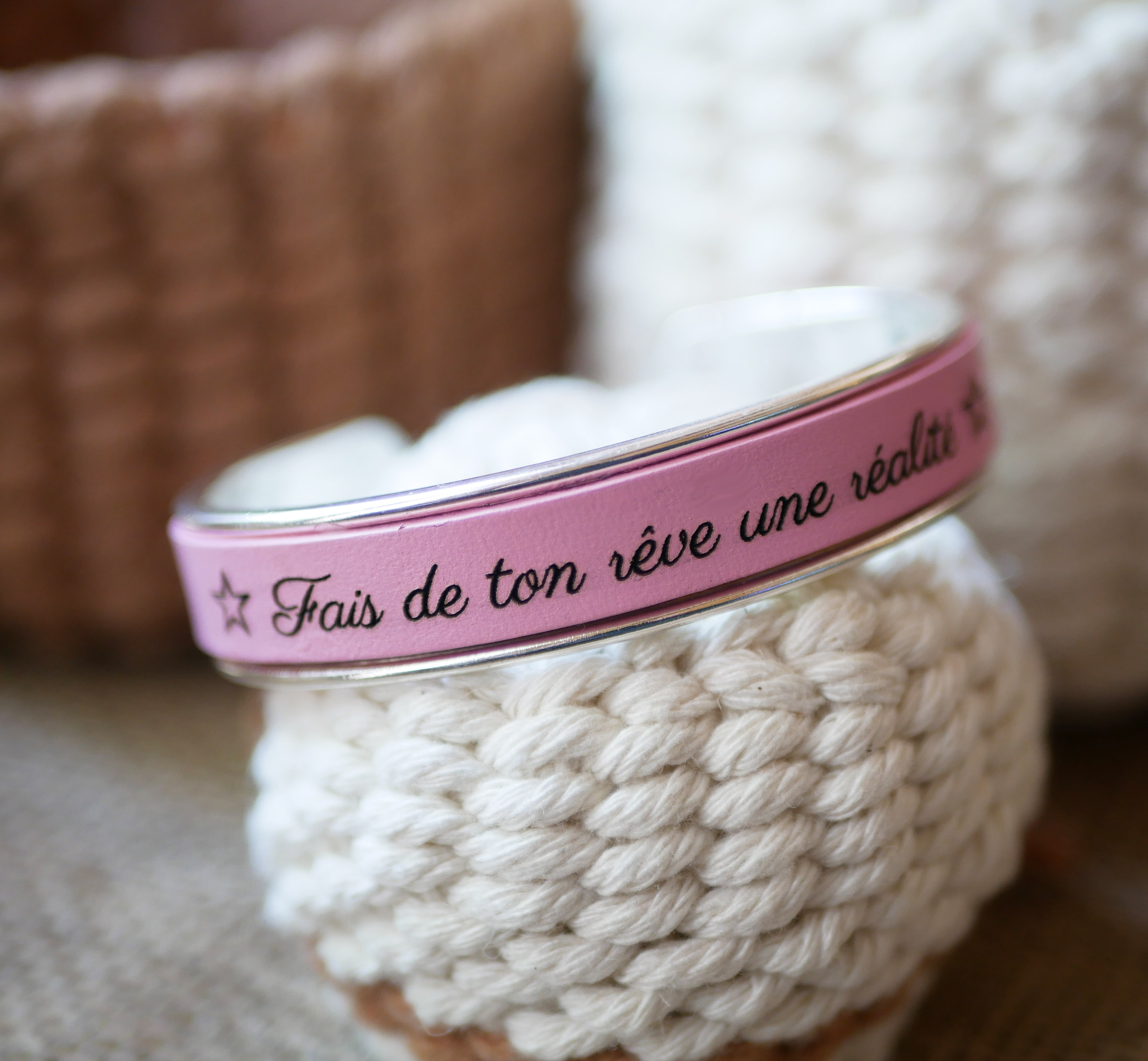 Pulseira em pele personalizada através de gravação