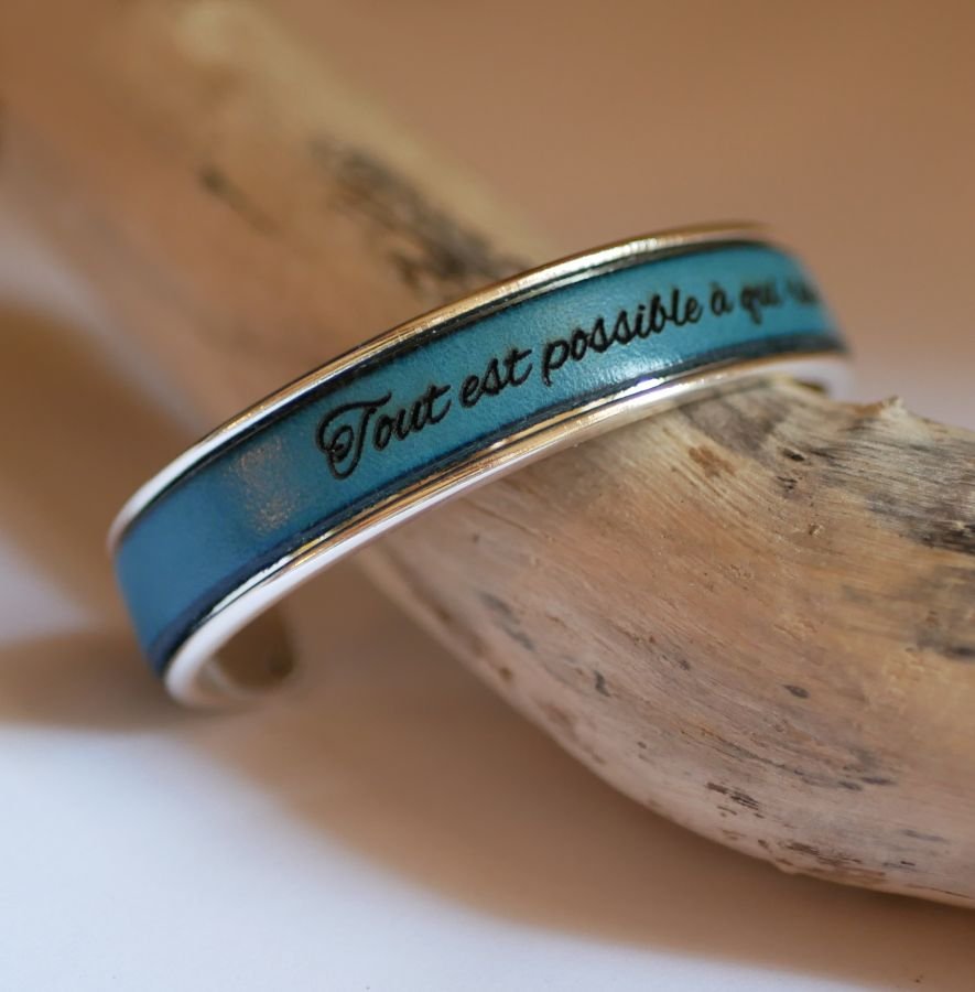Pulseira em pele personalizada através de gravação