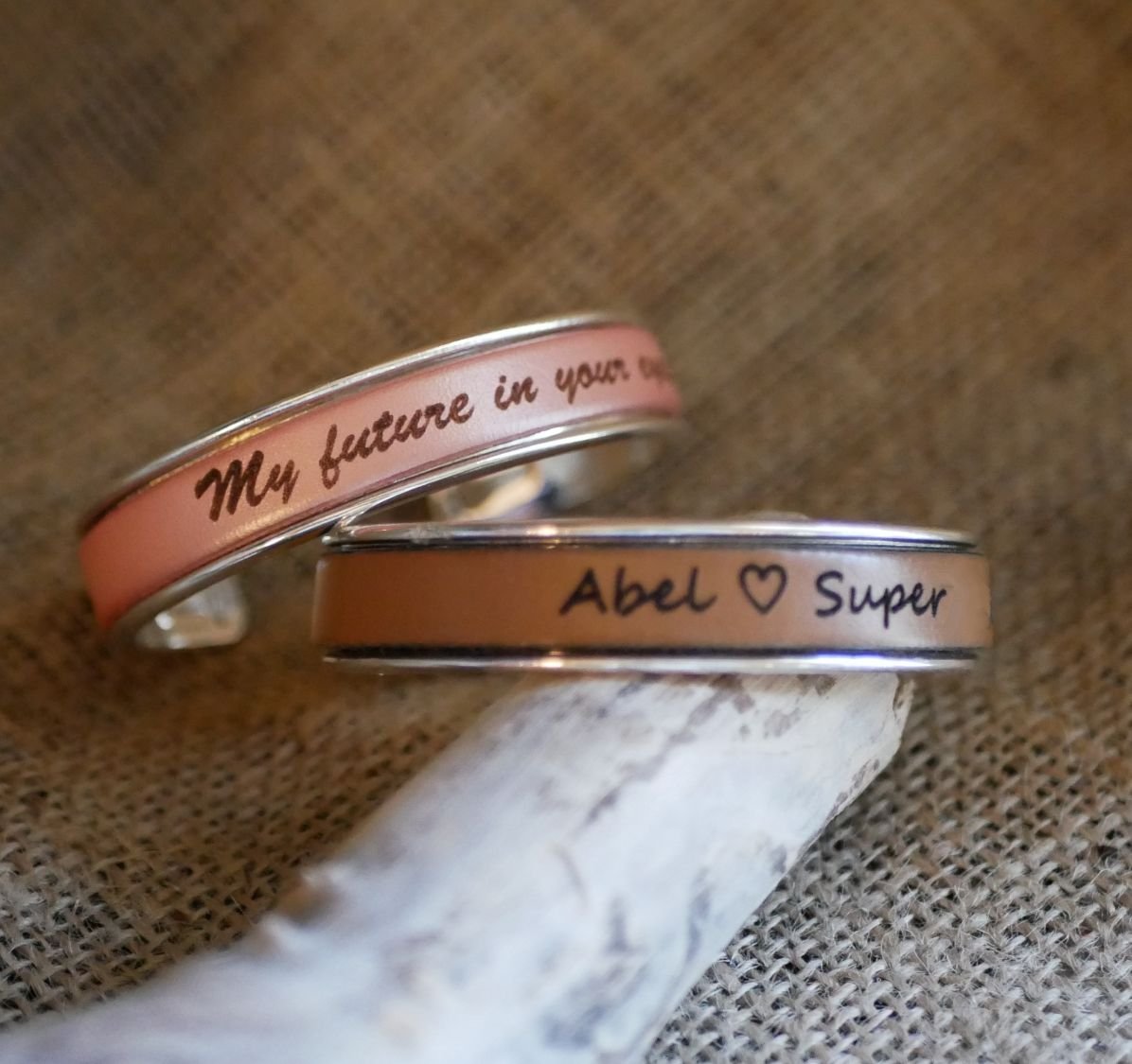 Pulseira em pele personalizada através de gravação