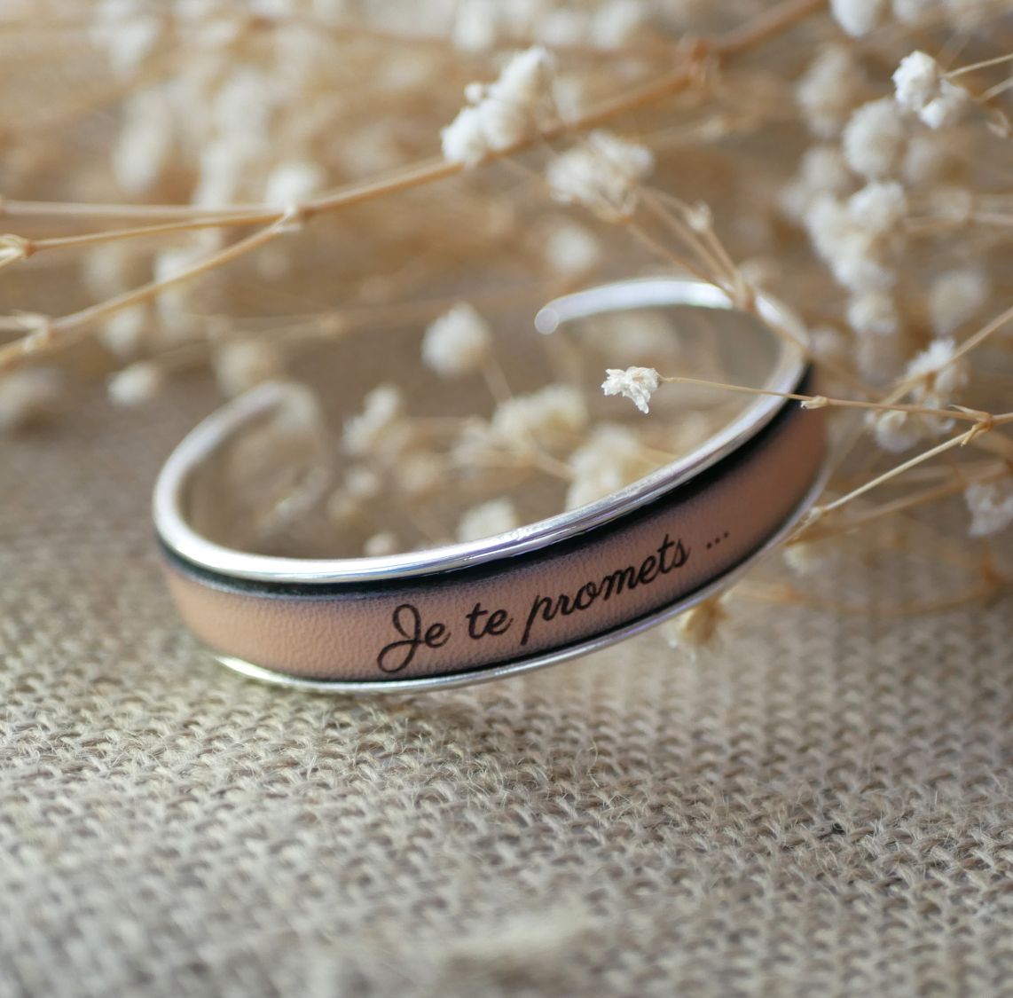 Pulseira em pele personalizada através de gravação