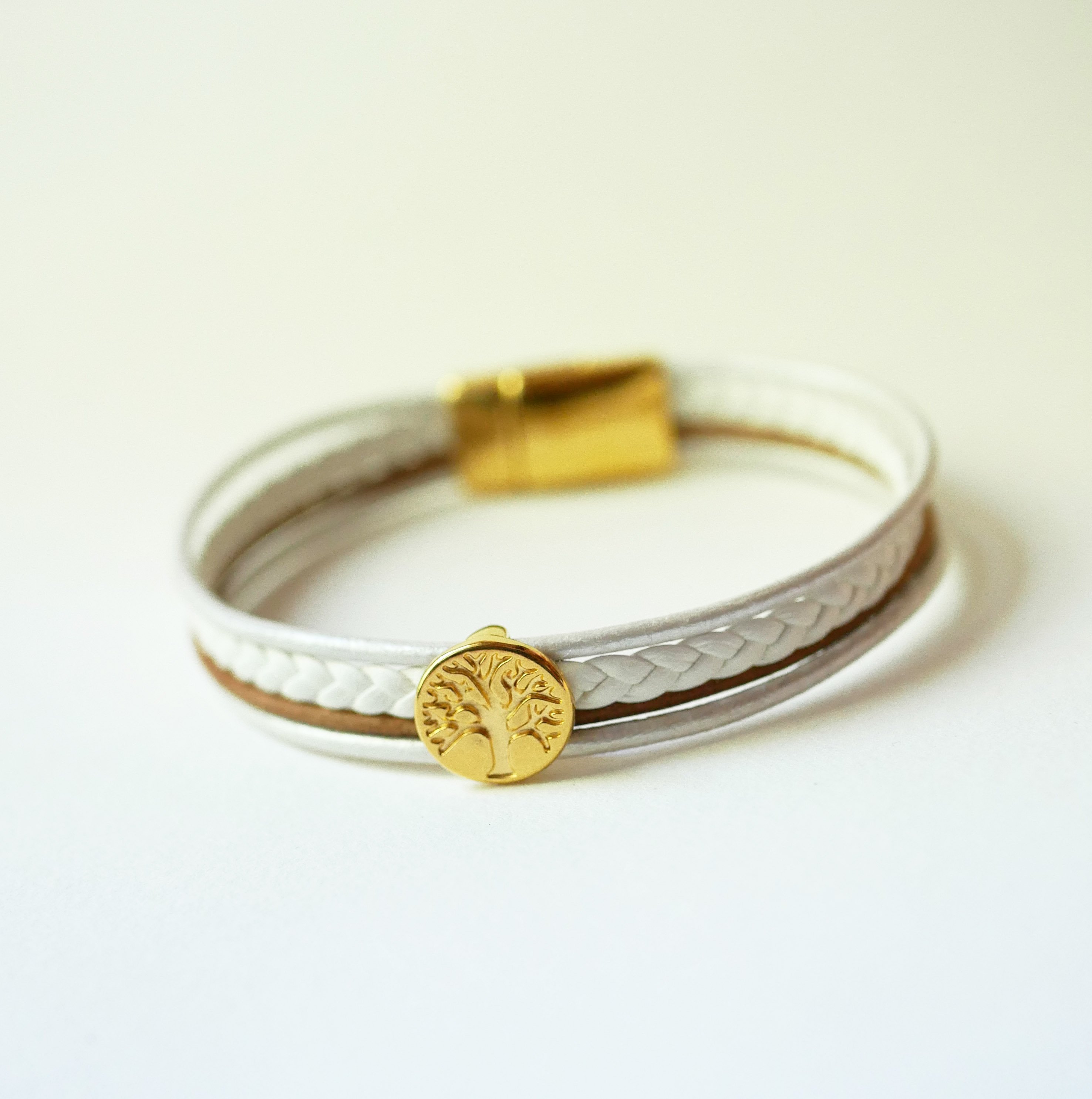 Pulseira de punho em pele branca e dourada com cabochão da Árvore da Vida
