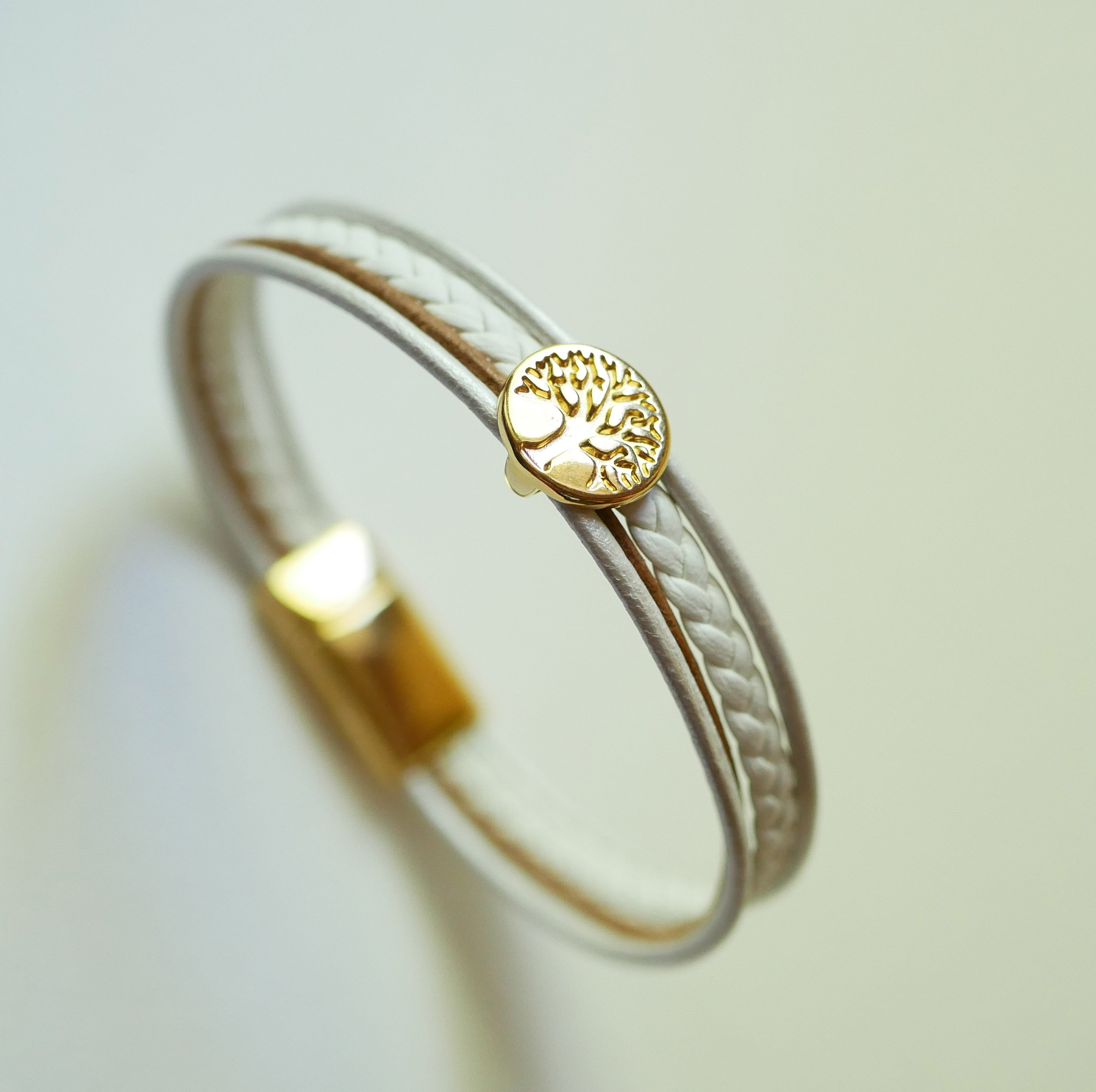 Pulseira de punho em pele branca e dourada com cabochão da Árvore da Vida
