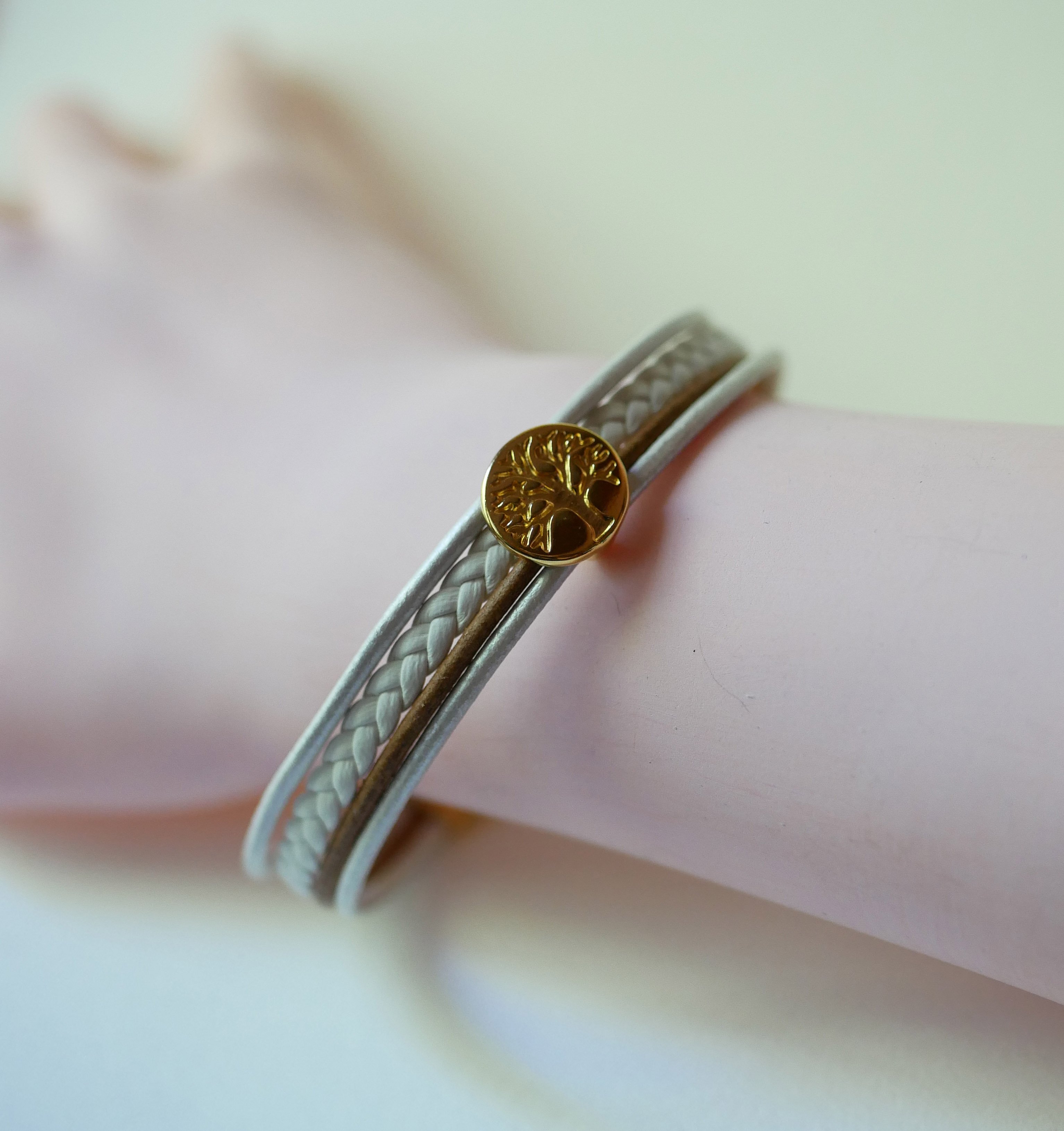 Pulseira de punho em pele branca e dourada com cabochão da Árvore da Vida