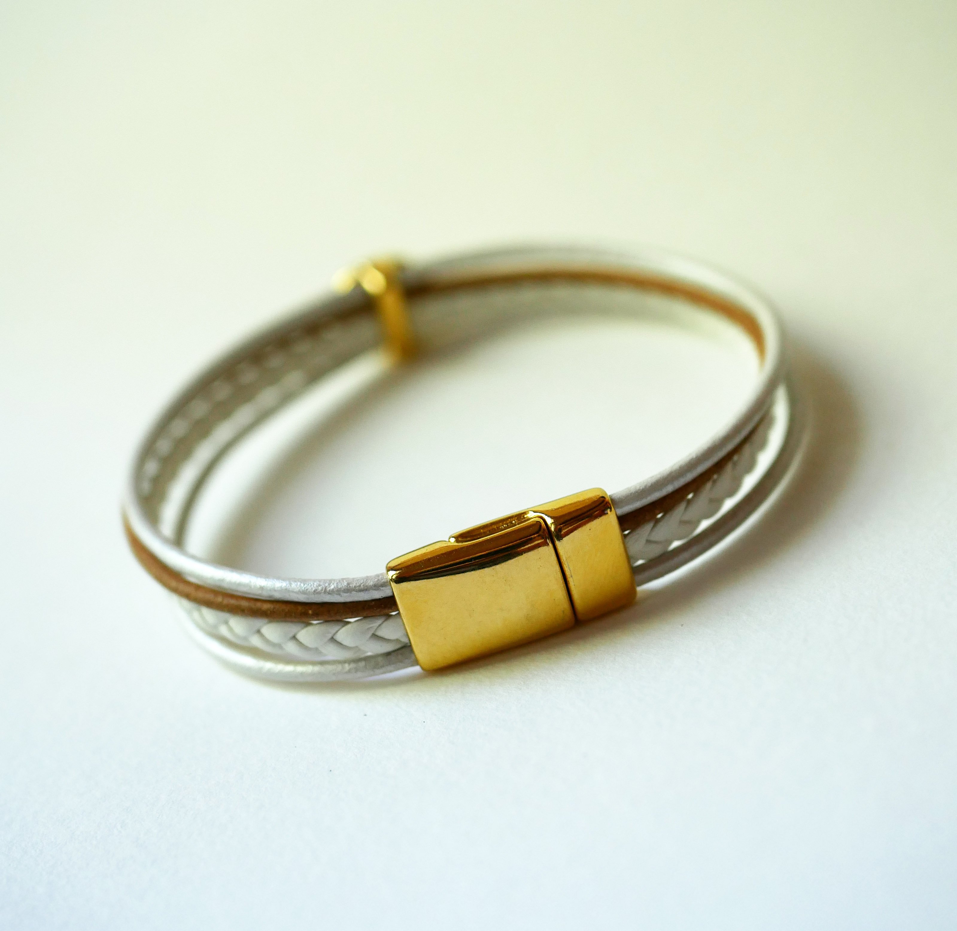 Pulseira de punho em pele branca e dourada com cabochão da Árvore da Vida