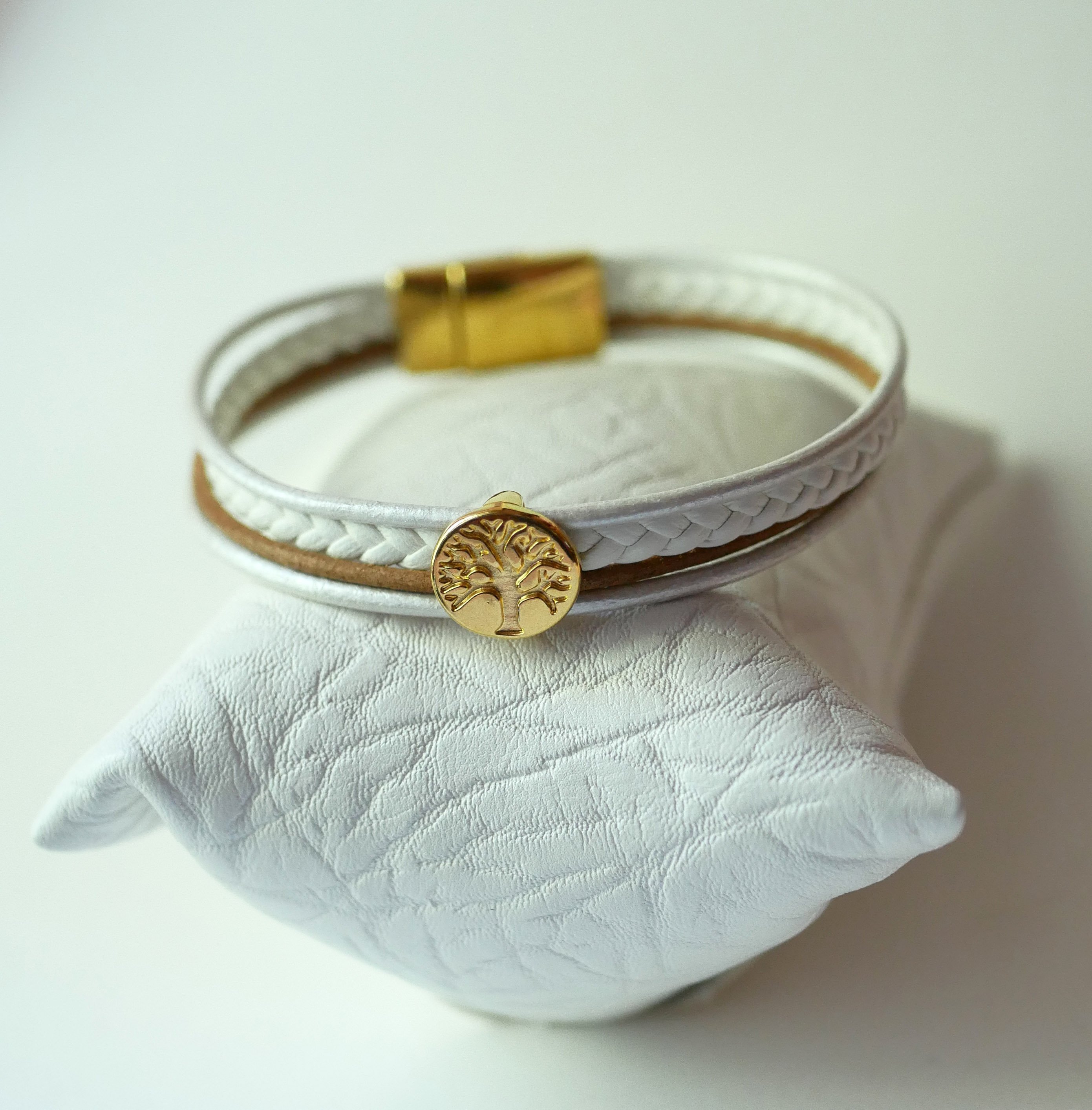 Pulseira de punho em pele branca e dourada com cabochão da Árvore da Vida