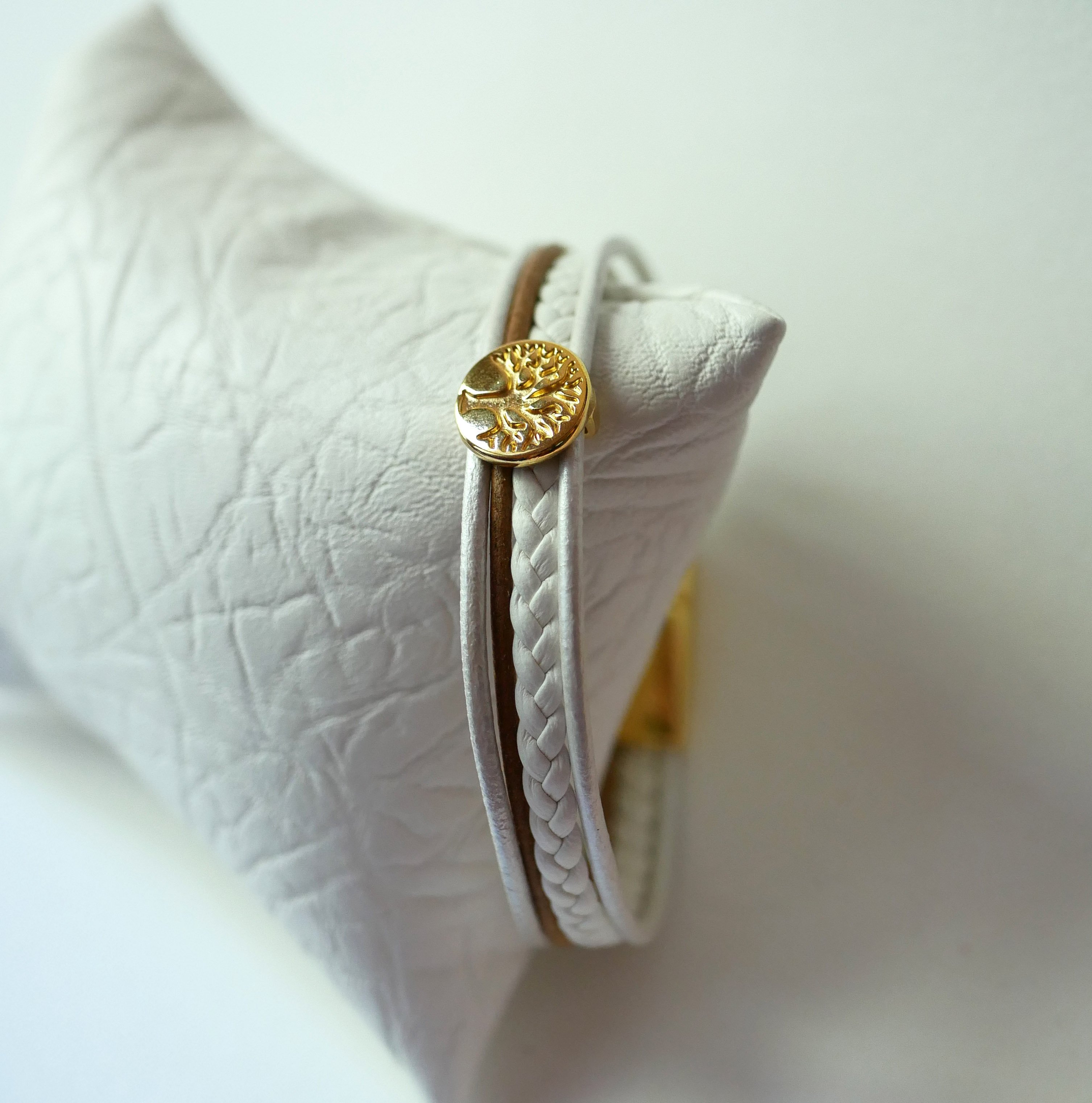 Pulseira de punho em pele branca e dourada com caboch&atilde;o da &Aacute;rvore da Vida