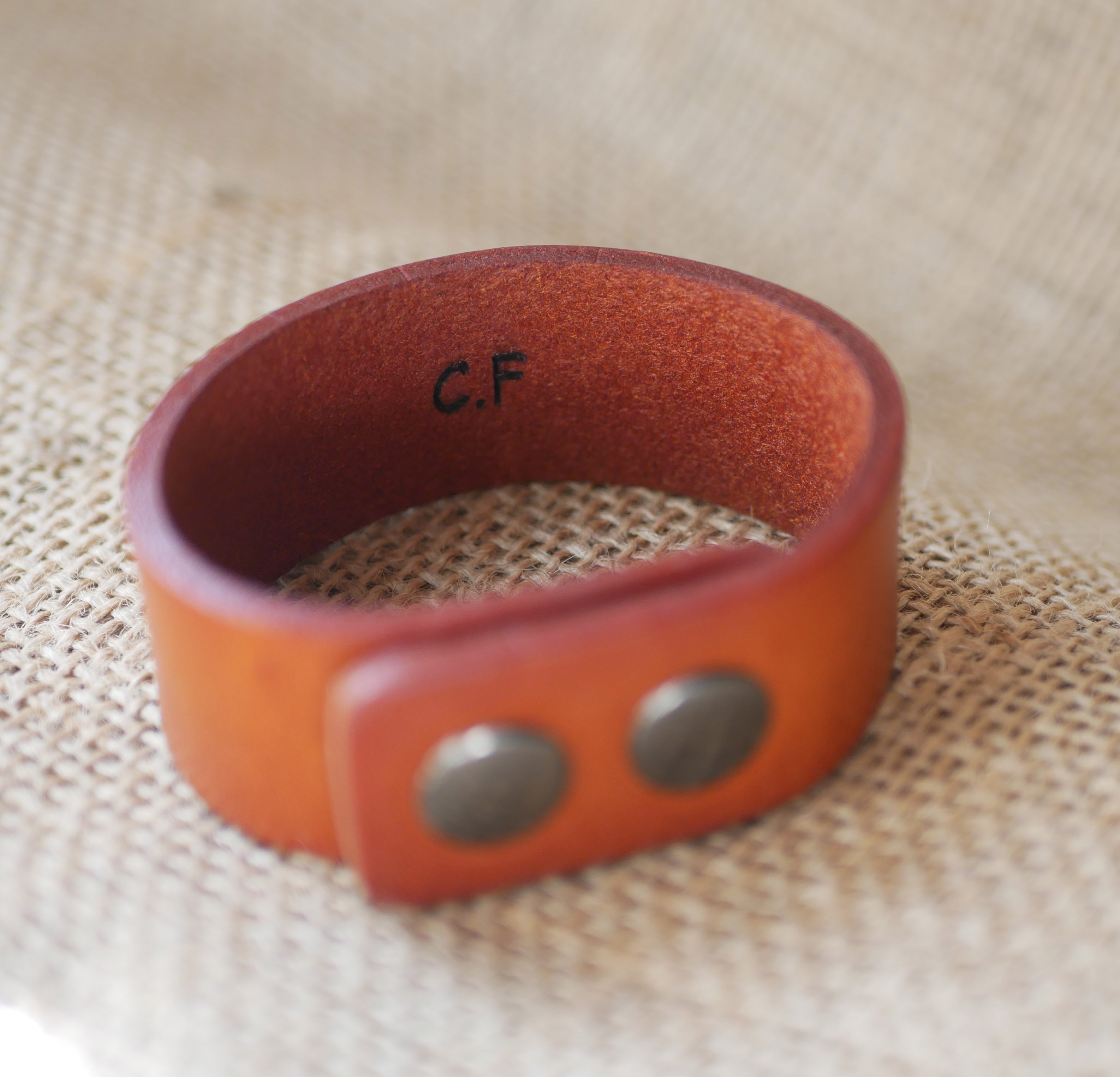 Pulseira de punho em pele Camel gravada à medida