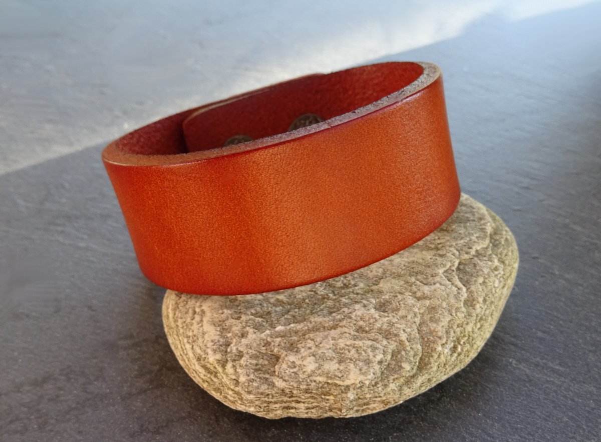 Pulseira de punho em pele Camel gravada à medida