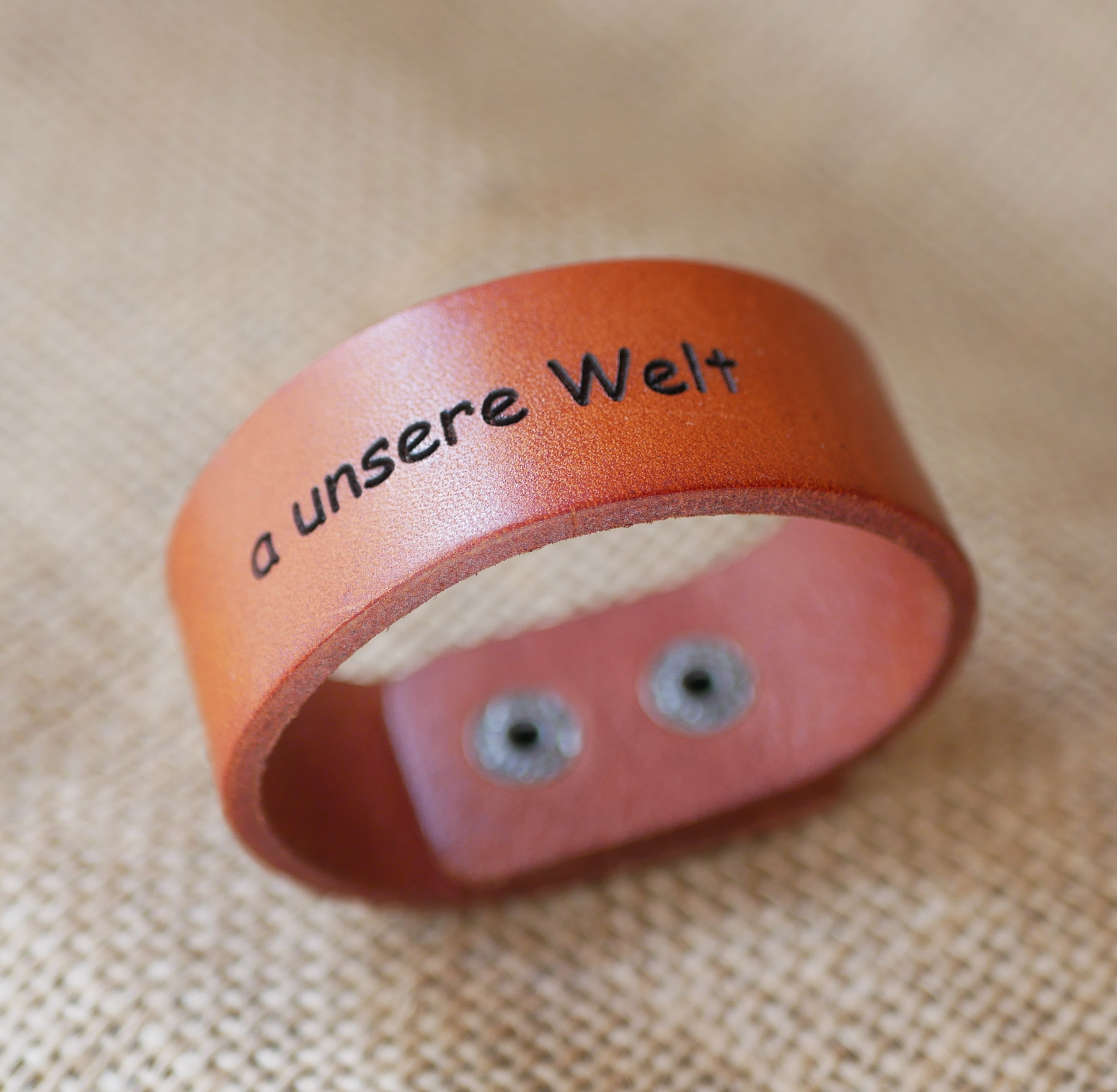 Pulseira de punho em pele Camel gravada à medida