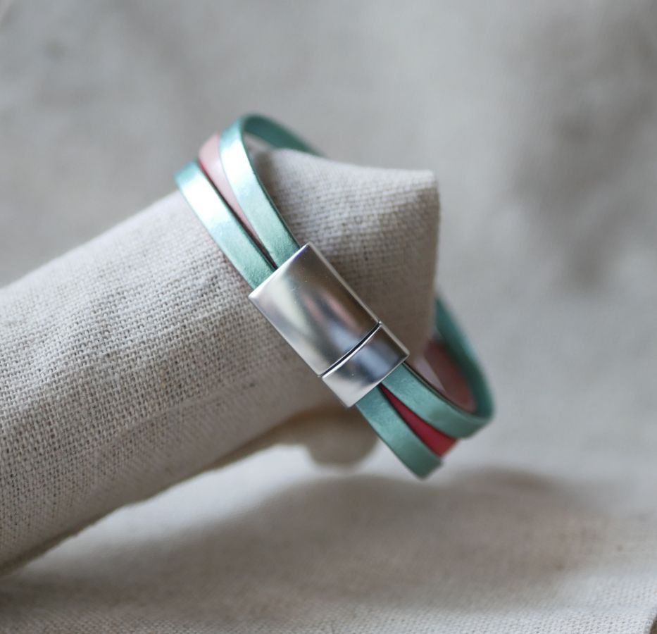 Pulseira de punho de couro com corações para personalizar 