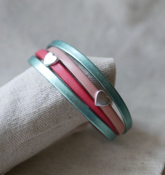 Pulseira de punho de couro com cora&ccedil;&otilde;es para personalizar 