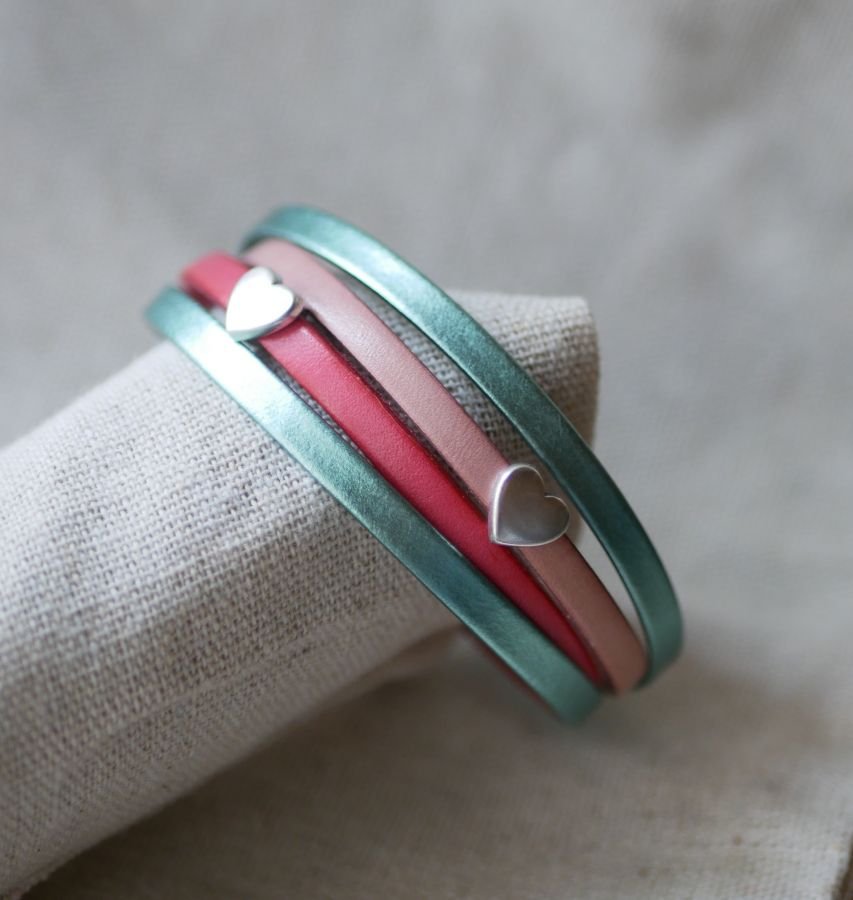 Pulseira de punho de couro com corações para personalizar 