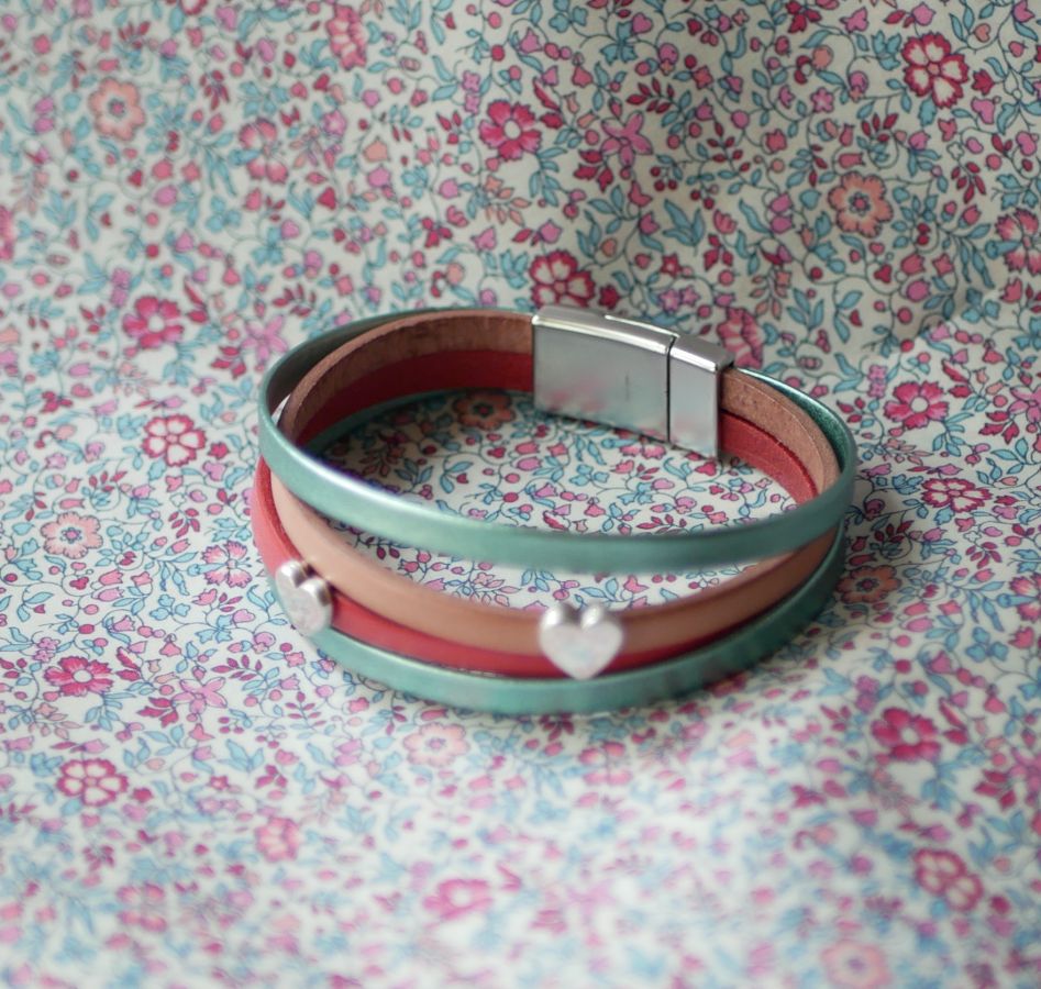 Pulseira de punho de couro com corações para personalizar 