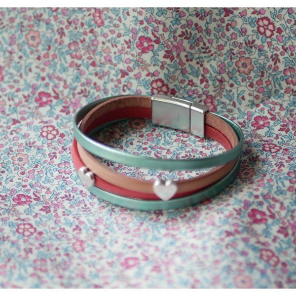 Pulseira de punho de couro com cora&ccedil;&otilde;es para personalizar 