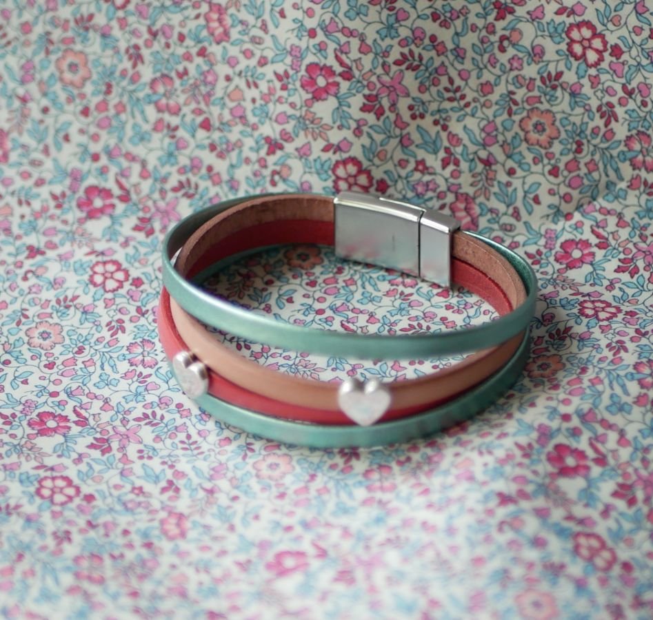 Pulseira de punho de couro com corações para personalizar 