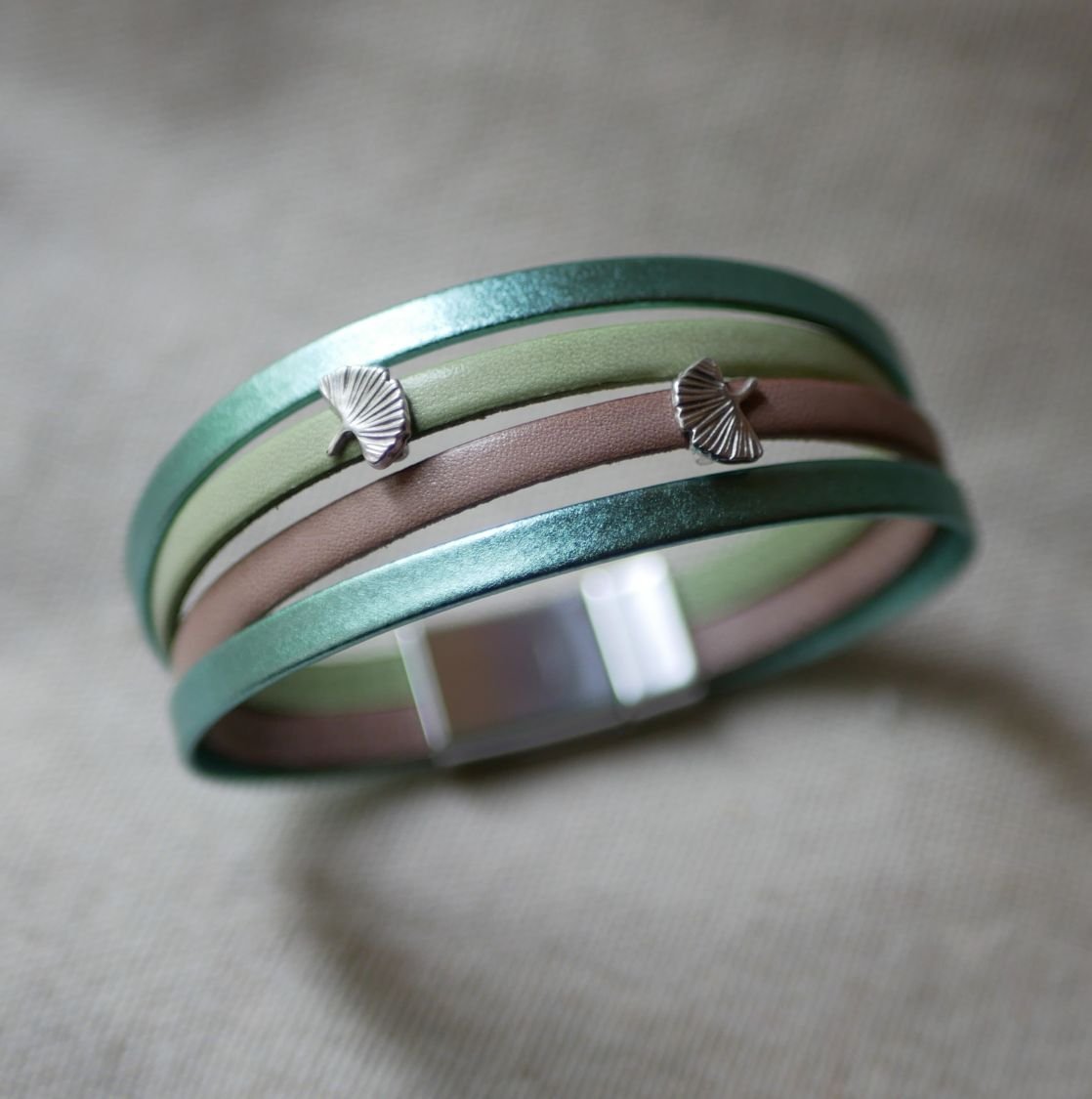 Pulseira de punho em pele com design Ginkgo para ser personalizada 
