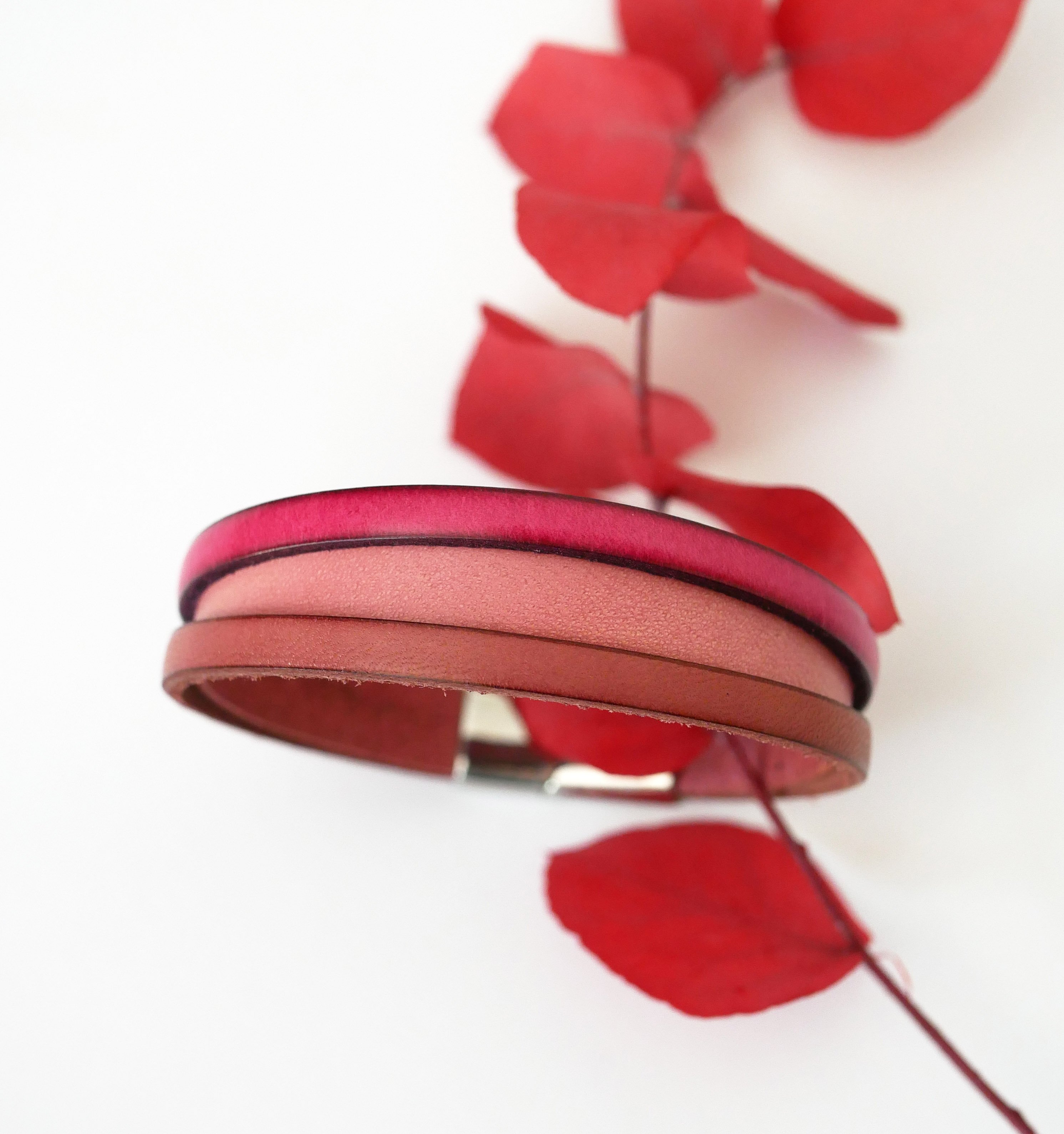 Pulseira de couro bicolor para mulher com mensagem gravada oculta