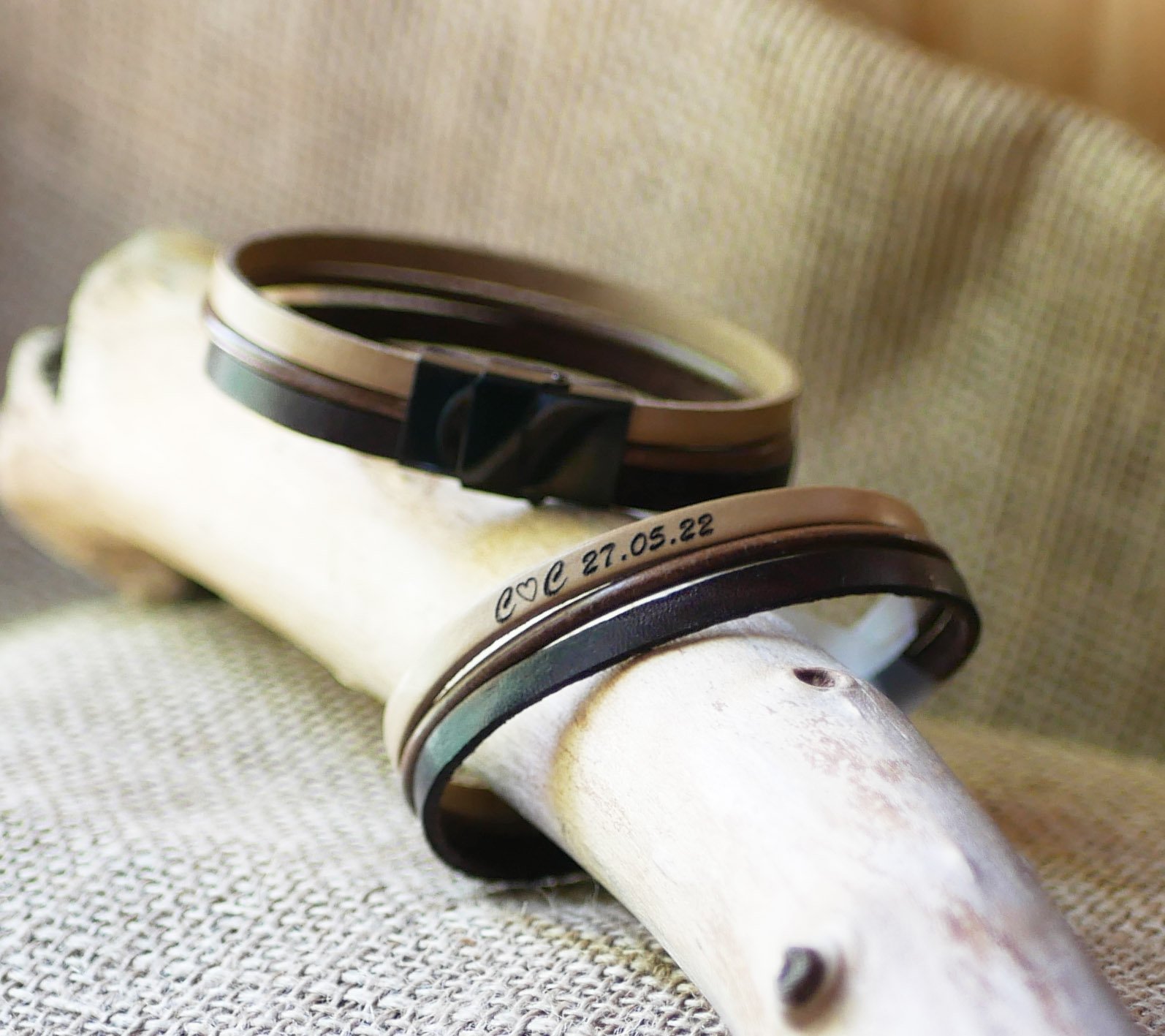 Pulseira de punho em pele castanha vintage para homem, personalizável com gravação 