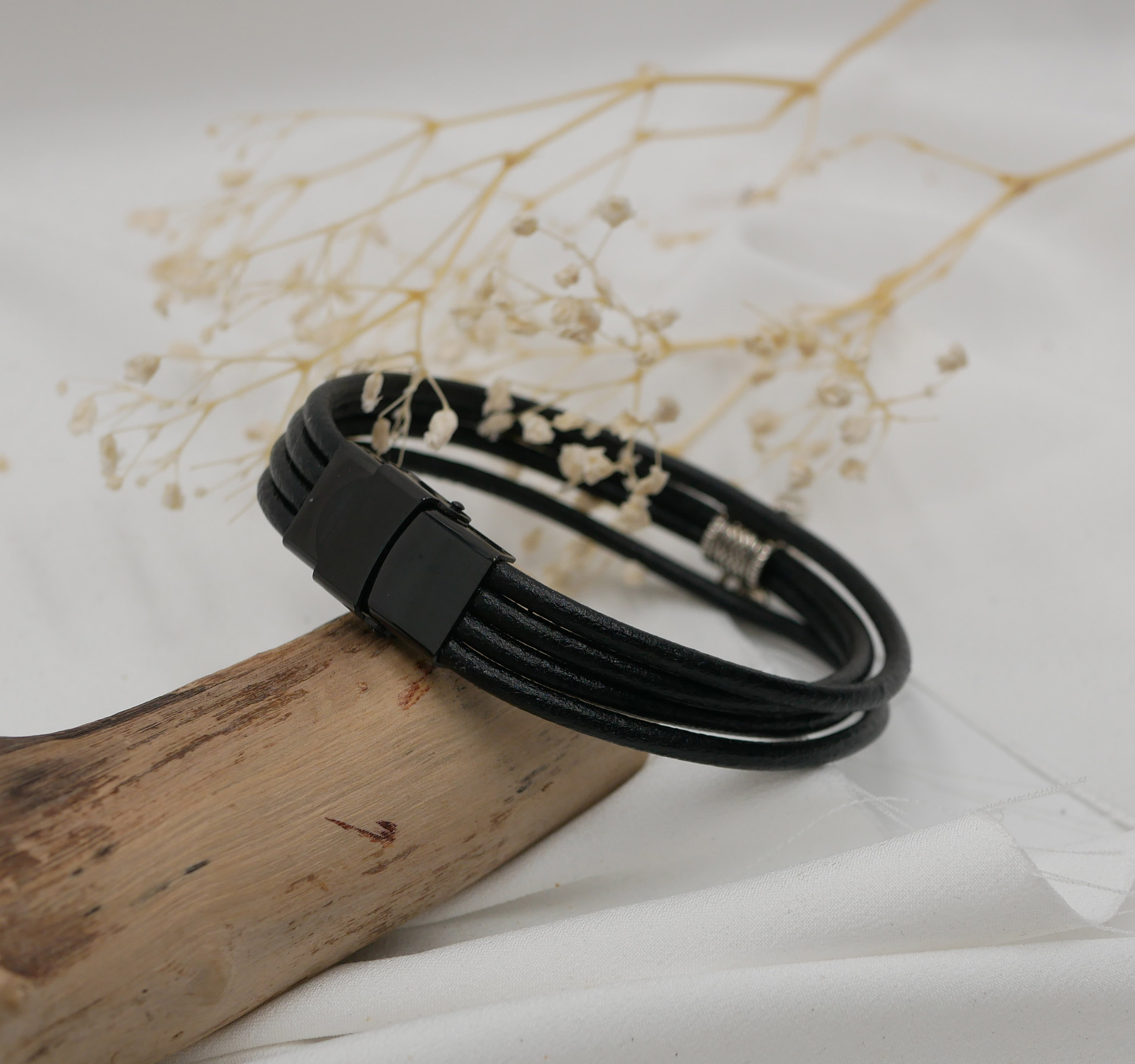 Pulseira de couro preto com pingente de prata à sua escolha