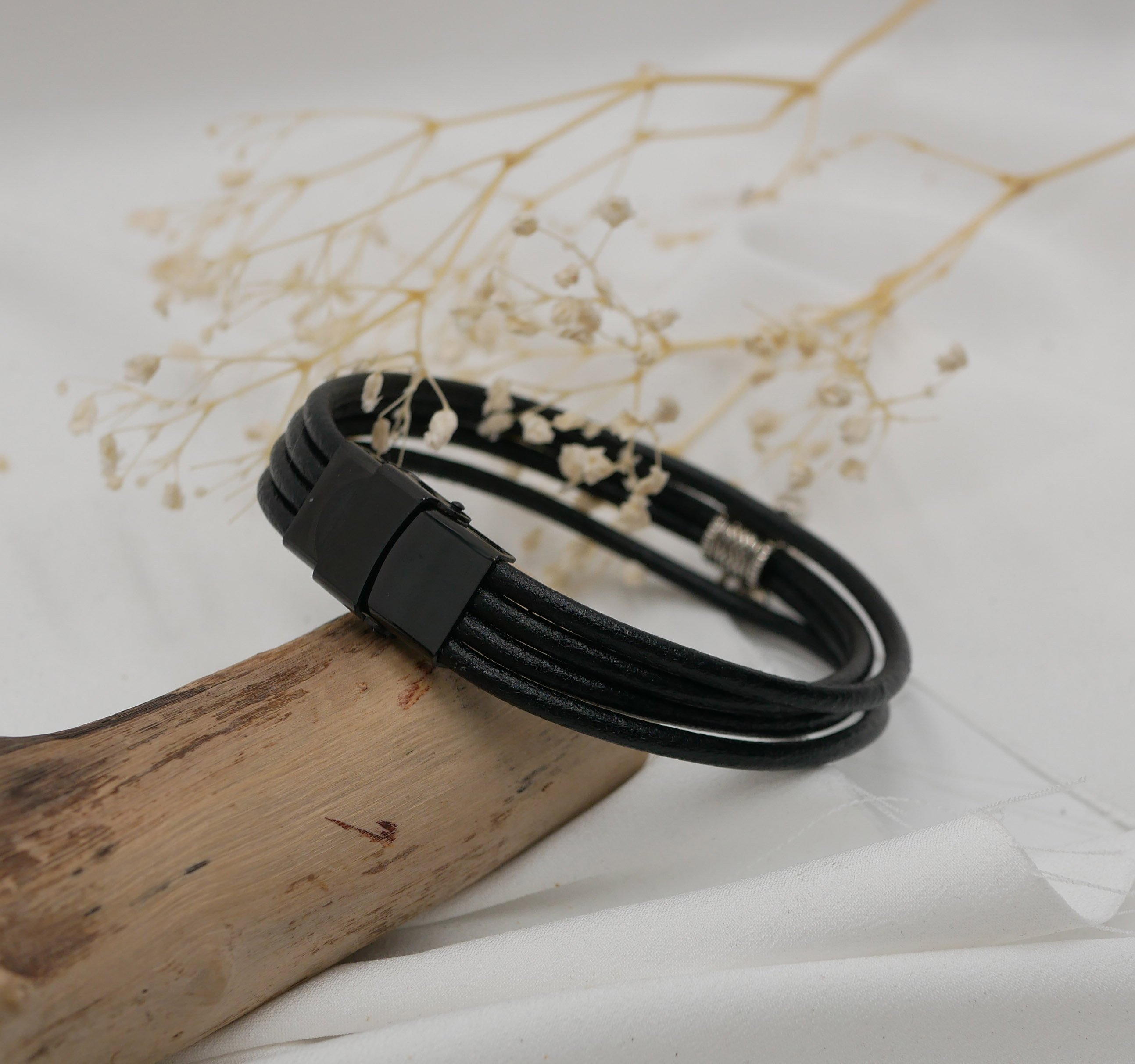 Pulseira de couro preto com pingente de prata à sua escolha