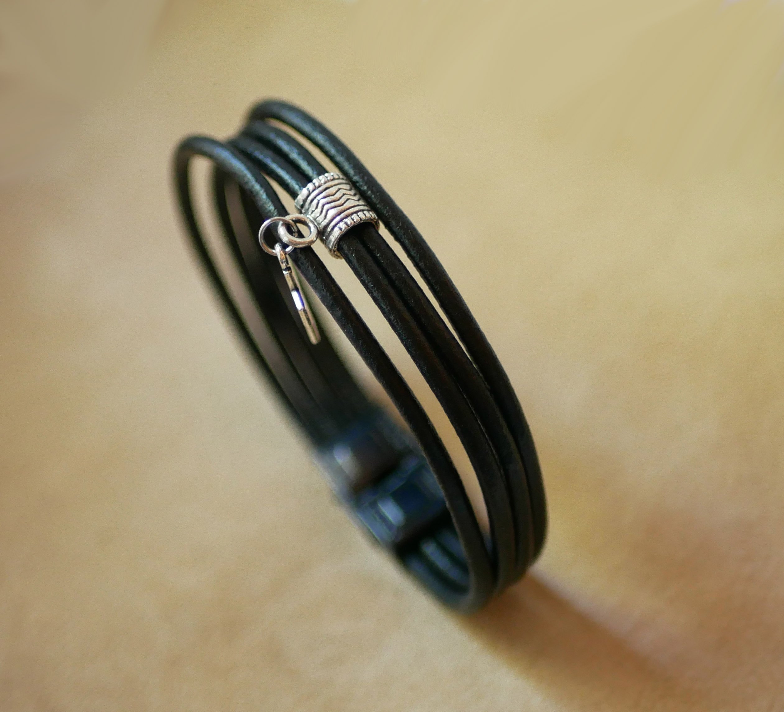 Pulseira de couro preto com pingente de prata à sua escolha