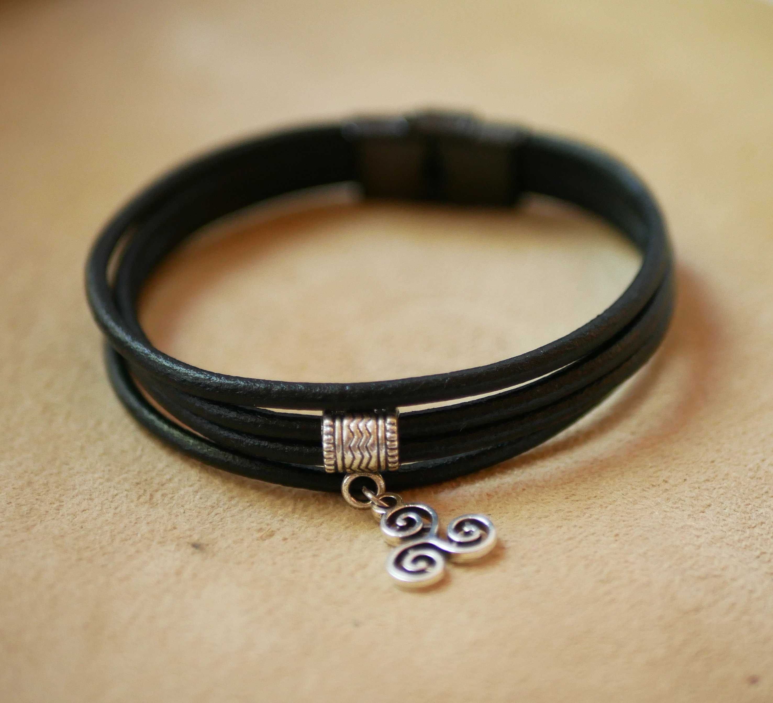 Pulseira de couro preto com pingente de prata &agrave; sua escolha