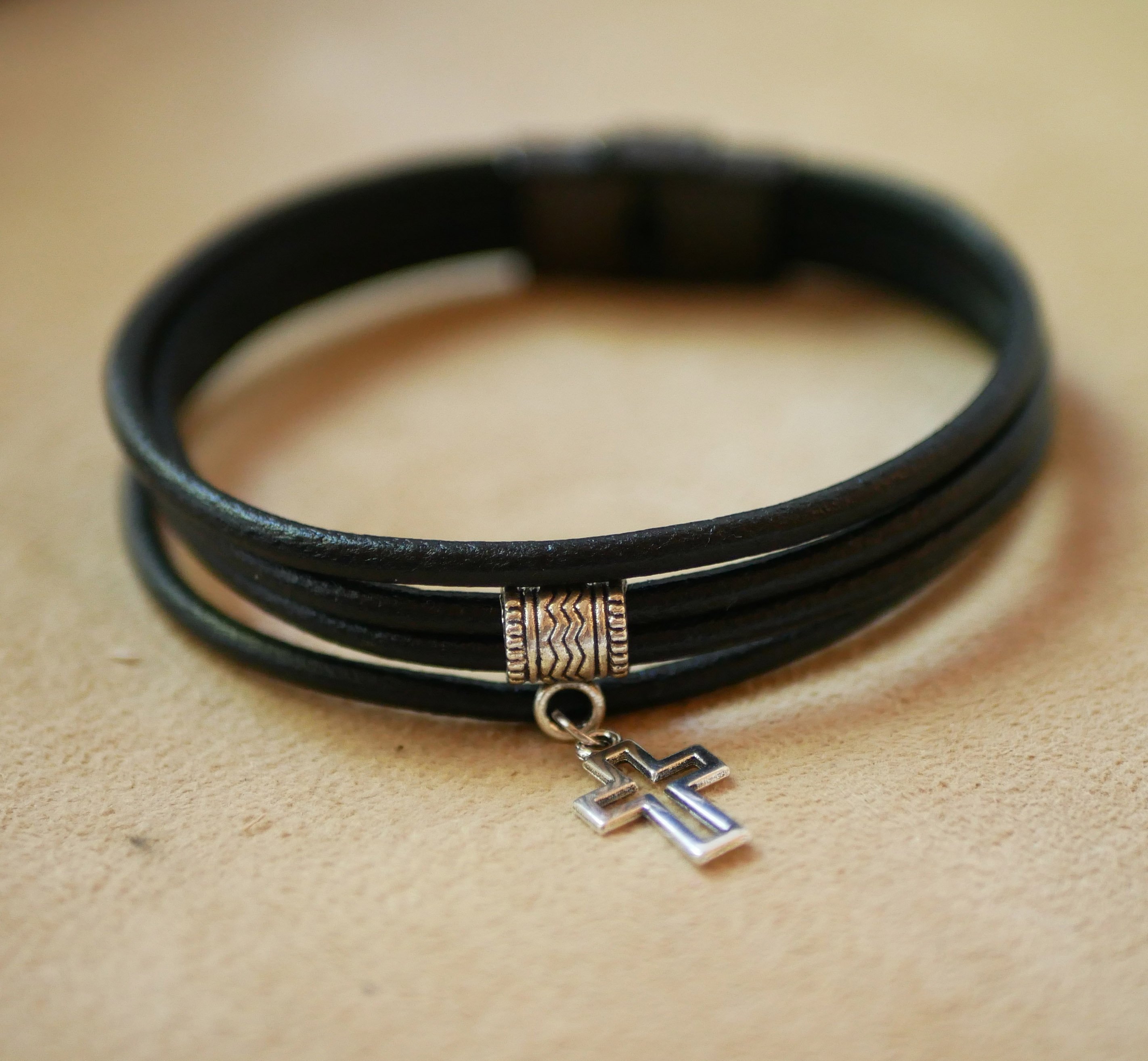 Pulseira de couro preto com pingente de prata à sua escolha