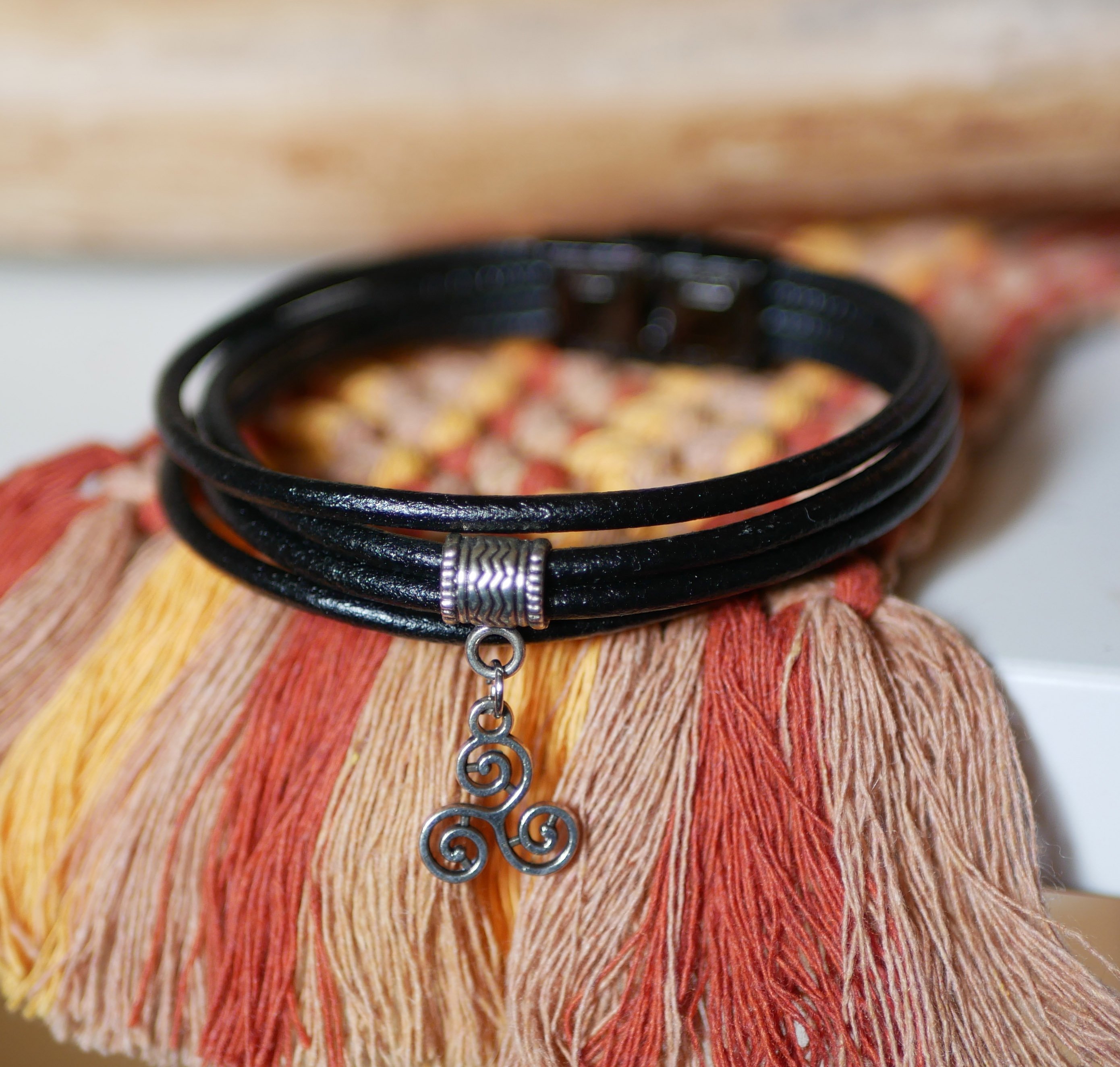 Pulseira de couro preto com pingente de prata à sua escolha