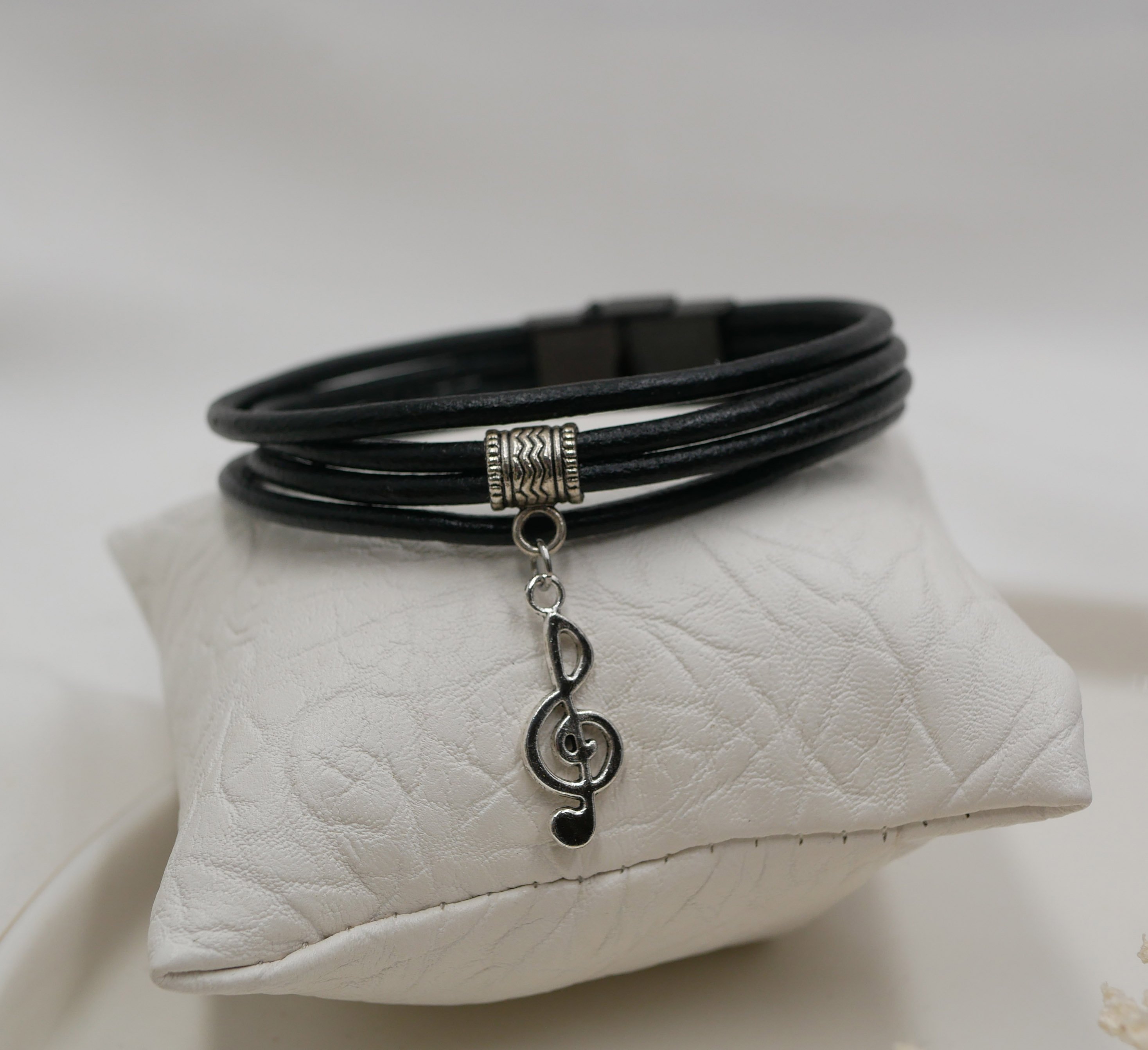 Pulseira de couro preto com pingente de prata à sua escolha